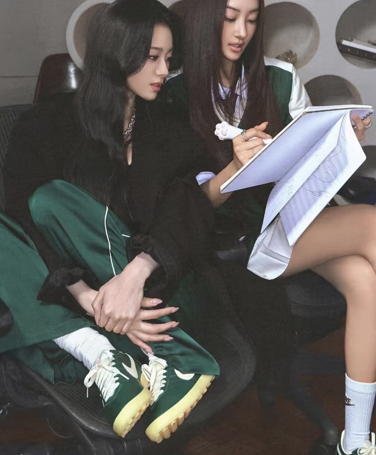 女款 NIKE NSW PANTS 綠色 MEOVV同款 緞面 寬鬆 彈性腰帶 刺繡LOGO 寬褲 長褲【IH1327-323】NKTF