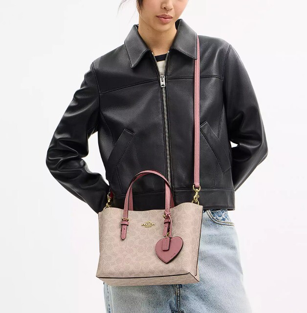 [17/3截] COACH Mollie Tote Bag 25 In Signature Canvas With Heart Charm (此為預訂商品，如同一訂單中有其他現貨商品，現貨商品會安排先行寄出。)