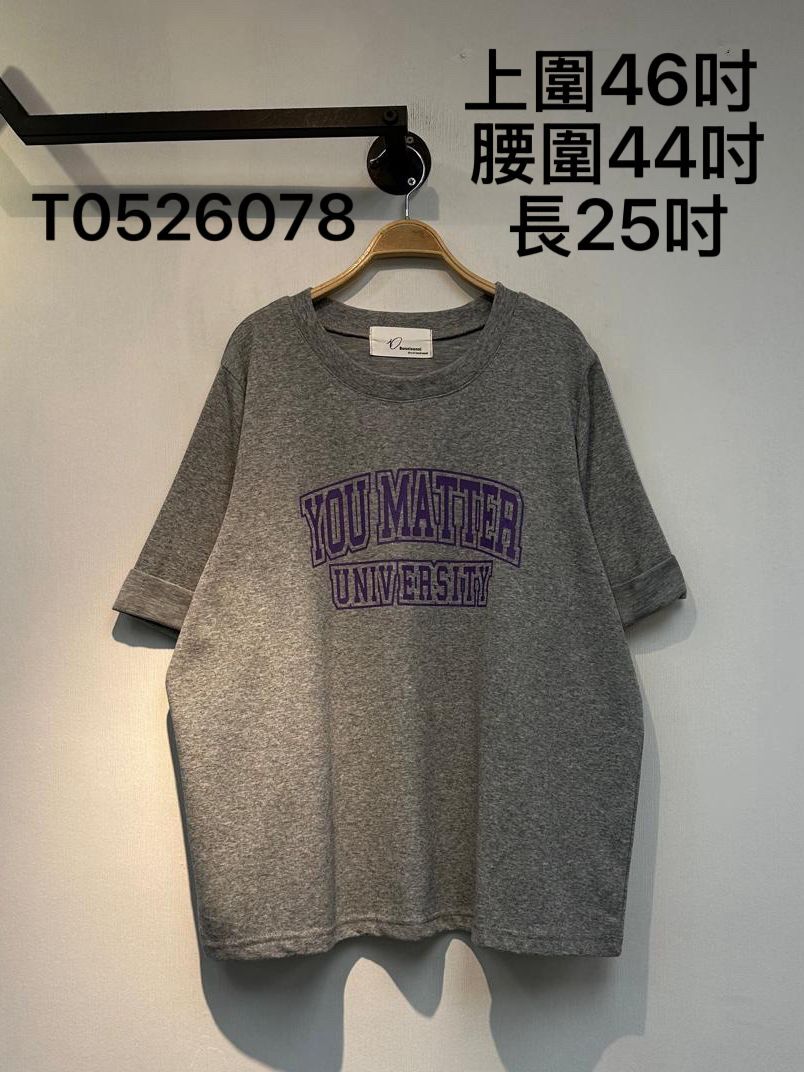 圓領摺袖英文字母Tee 上圍46吋 腰圍44吋 長25吋 T0526078