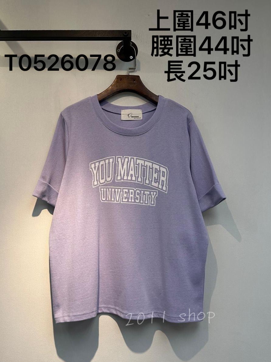 圓領摺袖英文字母Tee 上圍46吋 腰圍44吋 長25吋 T0526078