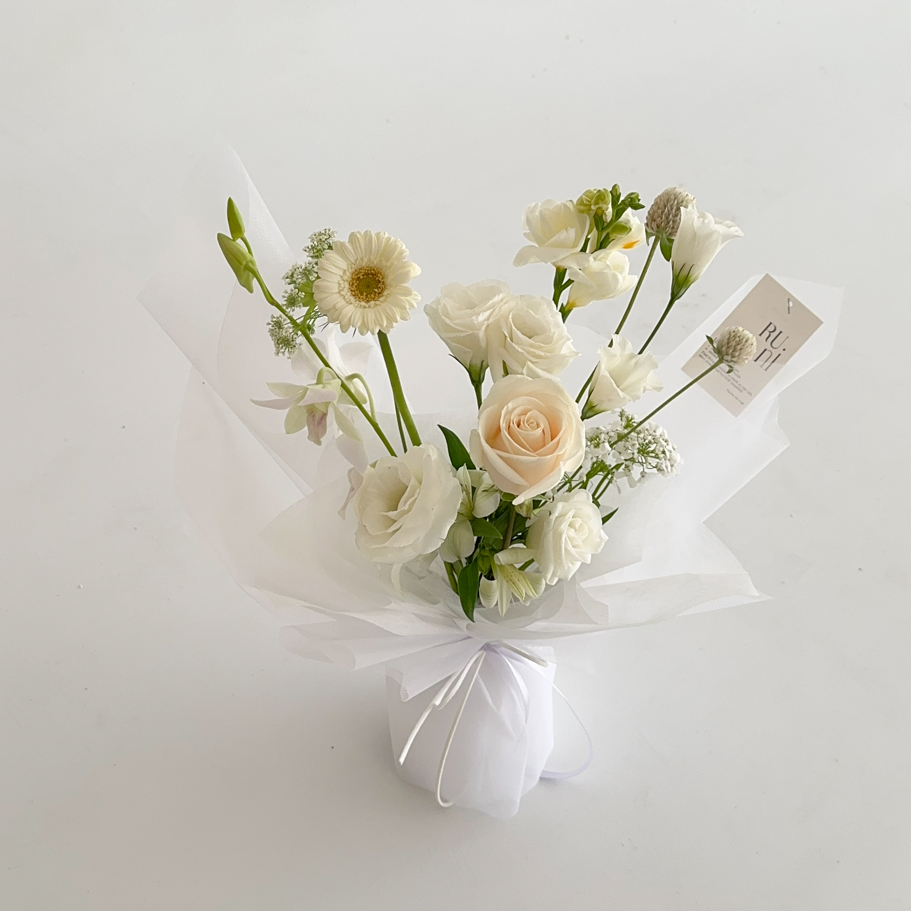 清晨微光-白綠色系進口玫瑰綜合鮮花花束
