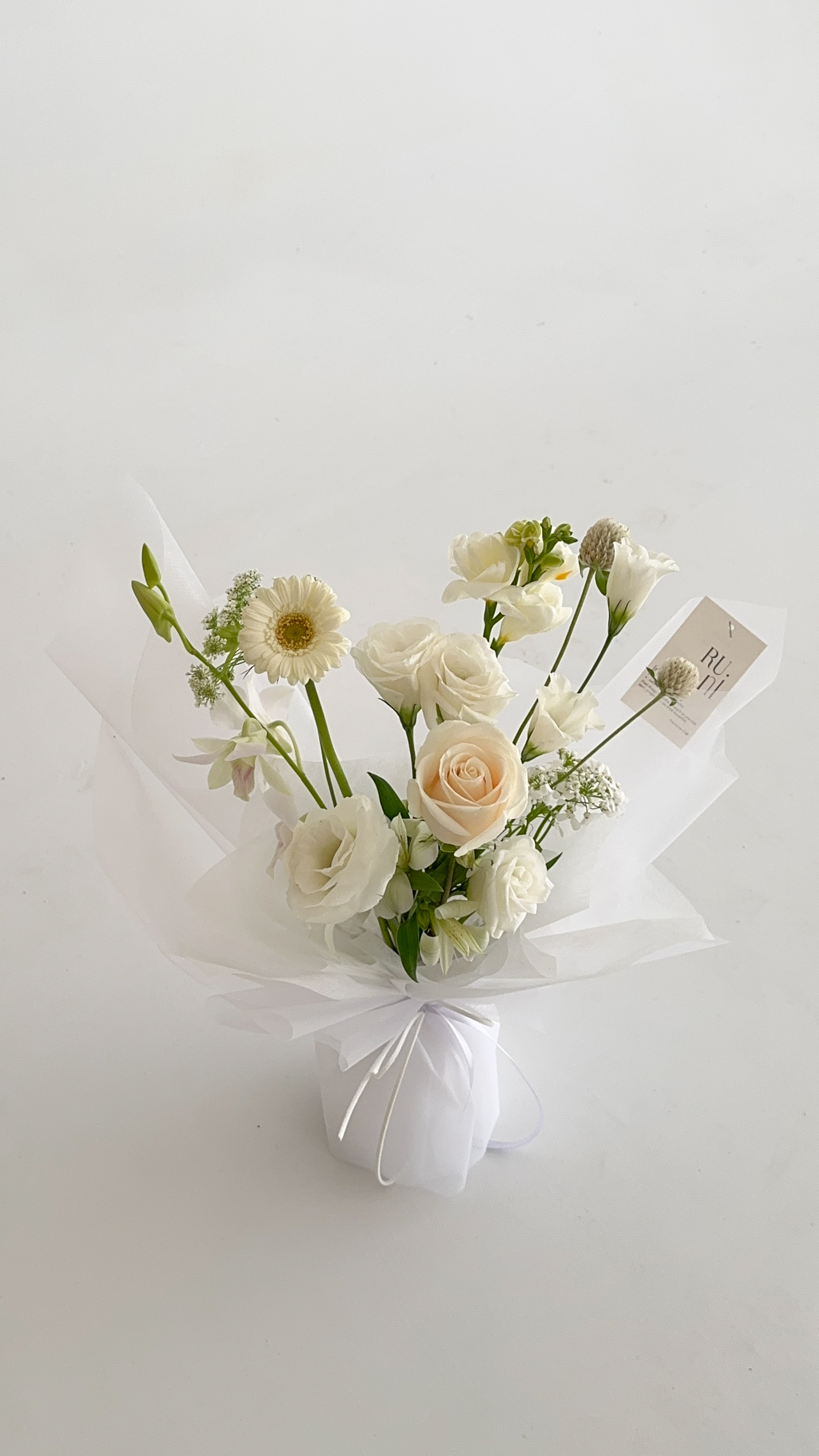 清晨微光-白綠色系進口玫瑰綜合鮮花花束