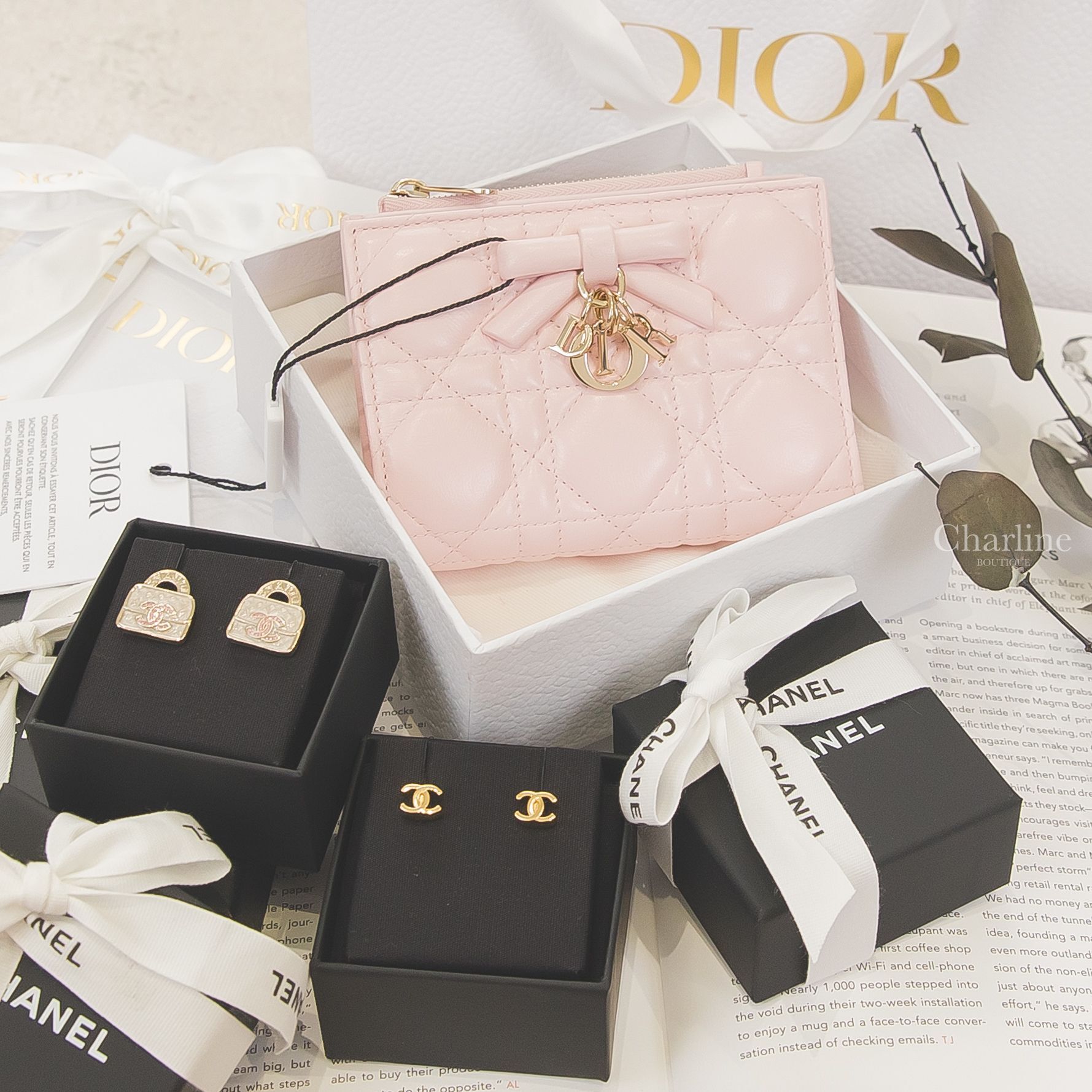 Chanel 金色立體CC耳環,Chanel 粉色水鑽雙CC字母白色手提包包耳環,Dior Lady Dior Dahlia Wallet 玫瑰粉色蝴蝶結金色DIOR墜飾羊皮藤格紋釦式短夾-Charline Boutique 精品代購