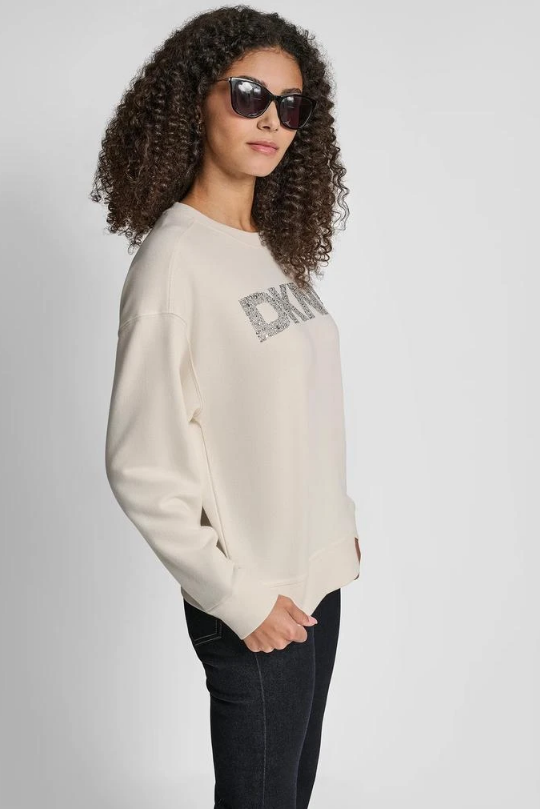 [S] DKNY EGGNOG/SILVER DKNY RHINESTONE STUD LOGO CREW NECK SWEATSHIRT, DJ5T1426-OJM (SD1840)