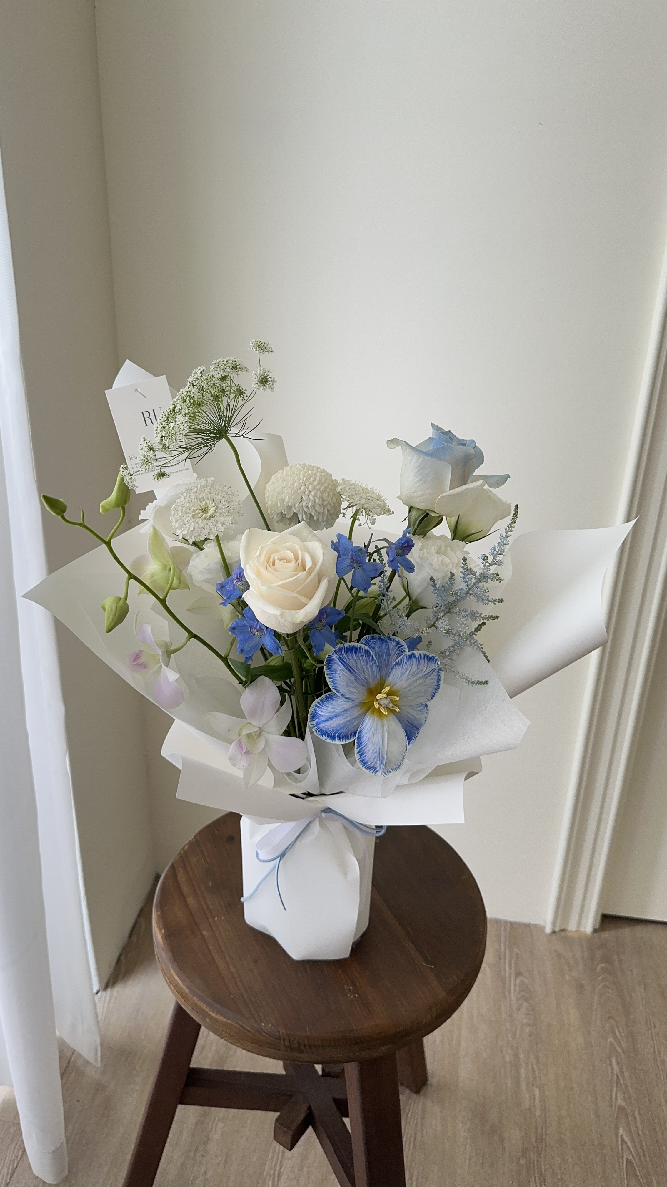 蔚藍海岸-白藍色進口玫瑰綜合鮮花花束