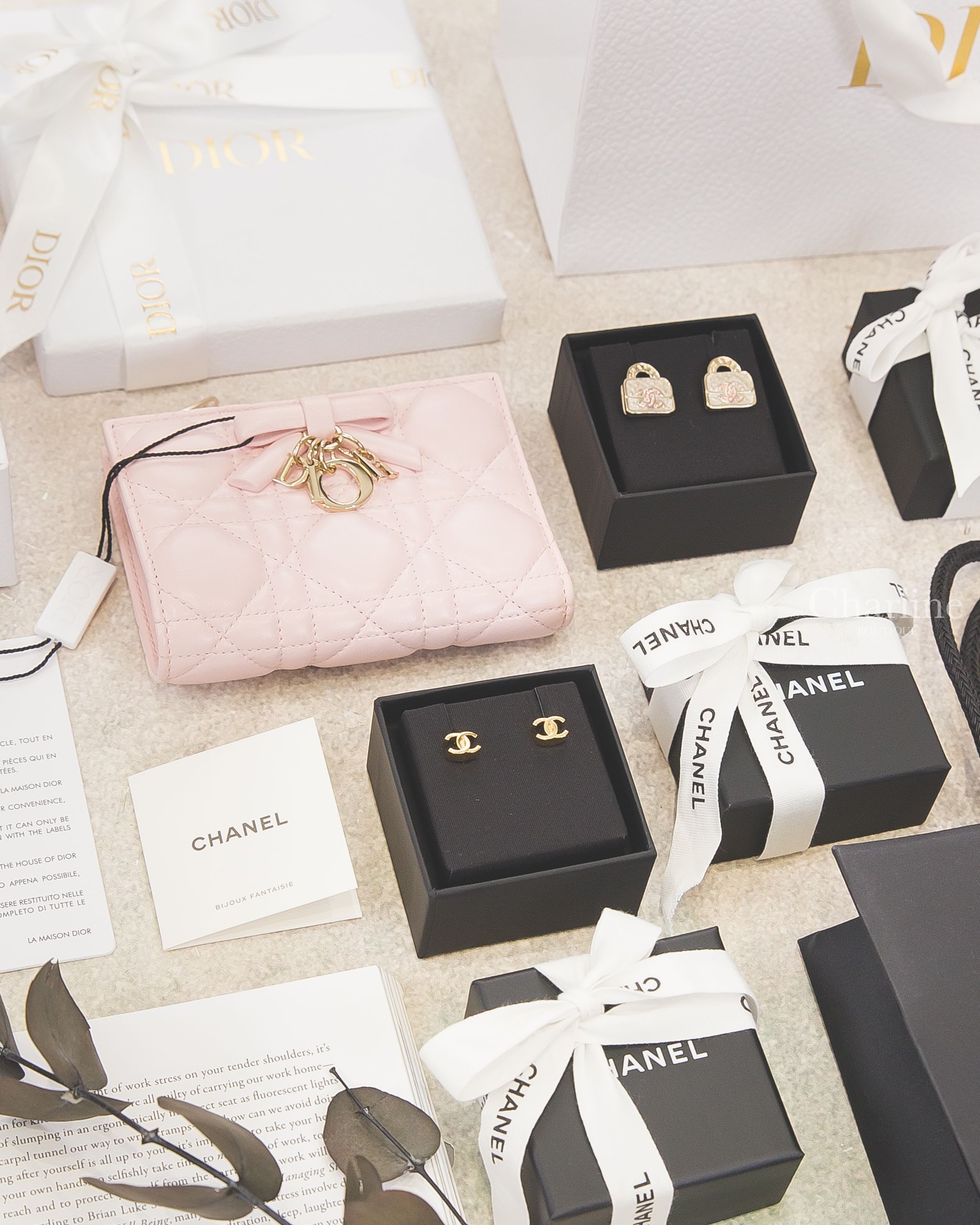 Chanel 金色立體CC耳環,Chanel 粉色水鑽雙CC字母白色手提包包耳環,Dior Lady Dior Dahlia Wallet 玫瑰粉色蝴蝶結金色DIOR墜飾羊皮藤格紋釦式短夾-Charline Boutique 精品代購