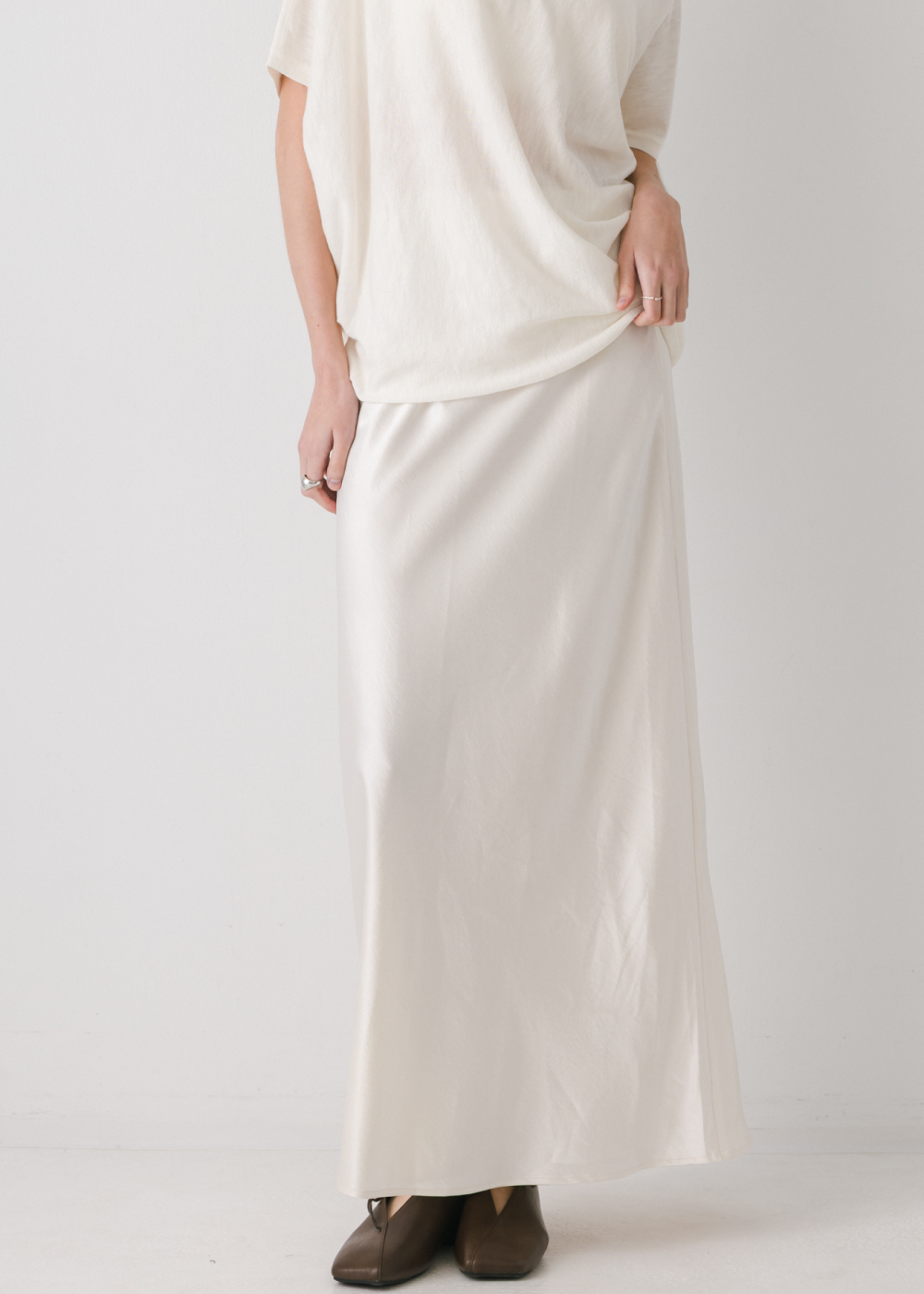 修身光澤感緞面A字裙