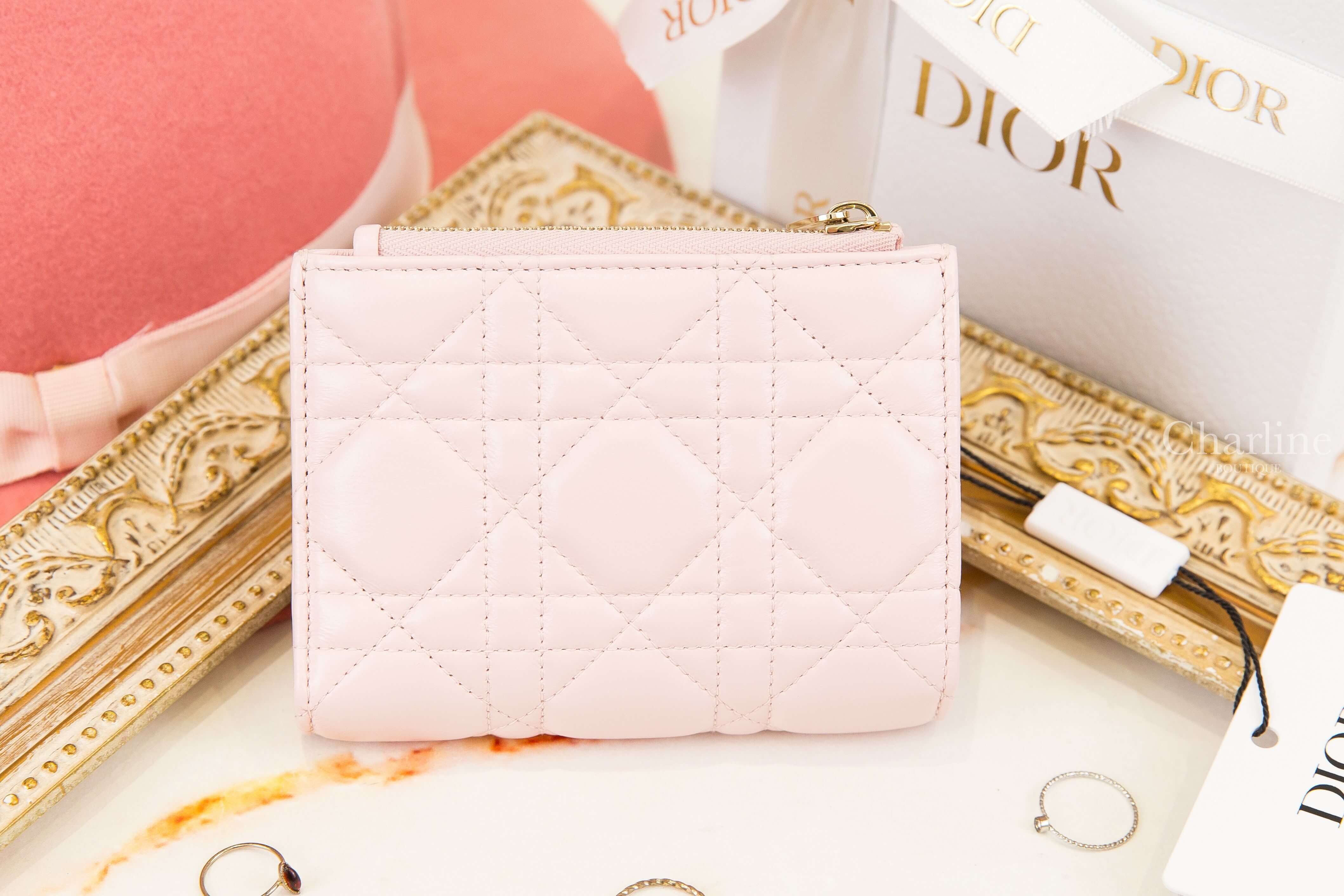 Dior Lady Dior Dahlia Wallet 玫瑰粉色蝴蝶結金色DIOR墜飾羊皮藤格紋釦式短夾-Charline Boutique 精品代購