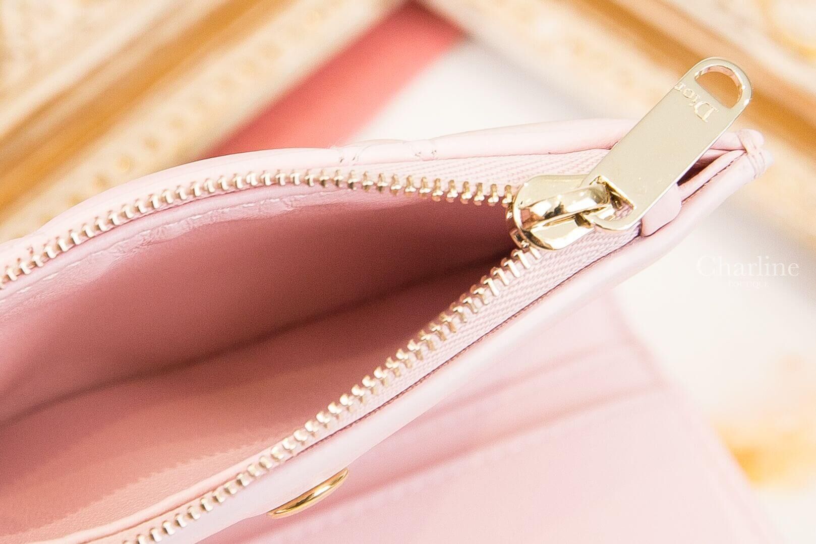 Dior Lady Dior Dahlia Wallet 玫瑰粉色蝴蝶結金色DIOR墜飾羊皮藤格紋釦式短夾-Charline Boutique 精品代購