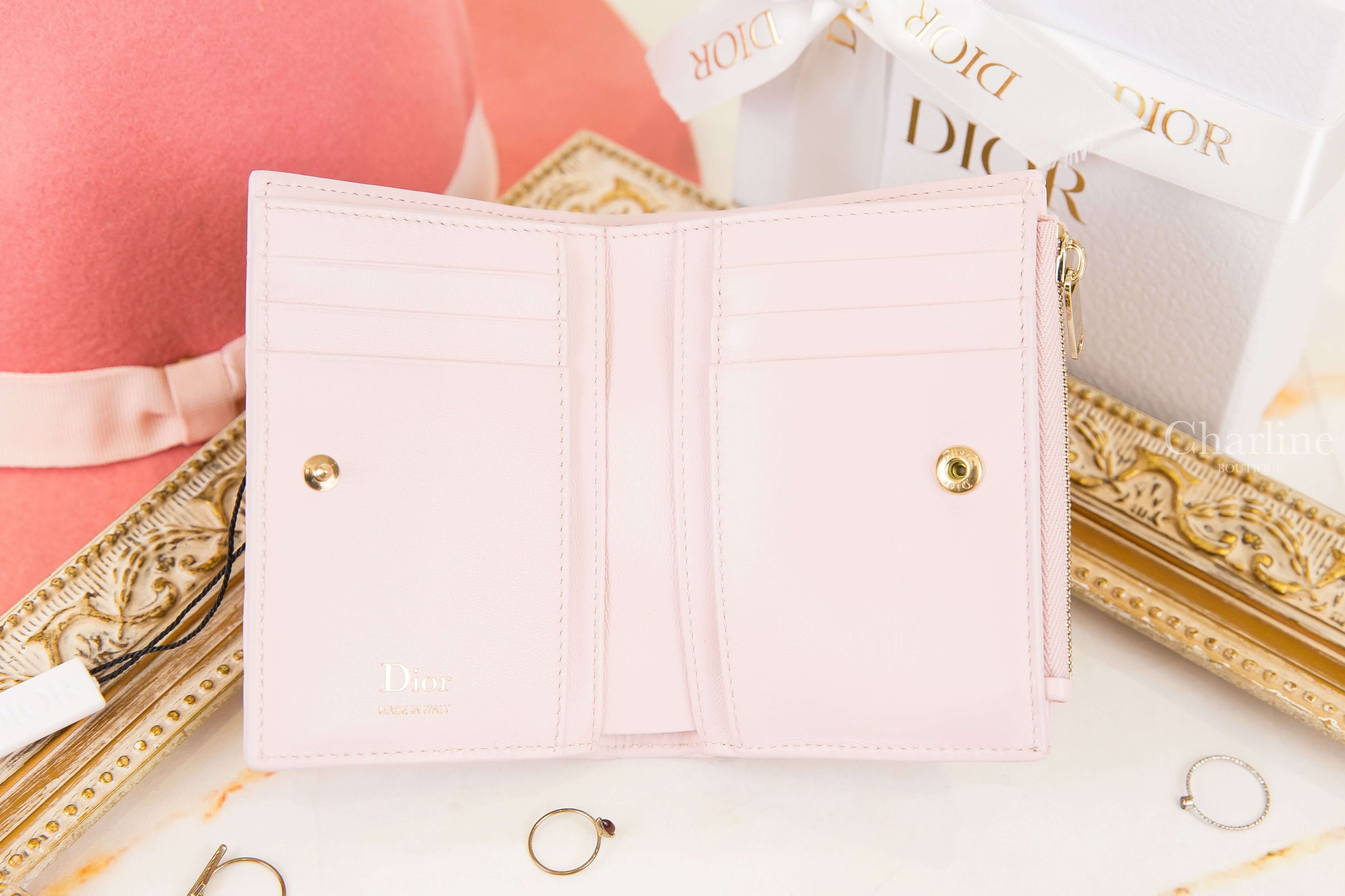 Dior Lady Dior Dahlia Wallet 玫瑰粉色蝴蝶結金色DIOR墜飾羊皮藤格紋釦式短夾-Charline Boutique 精品代購