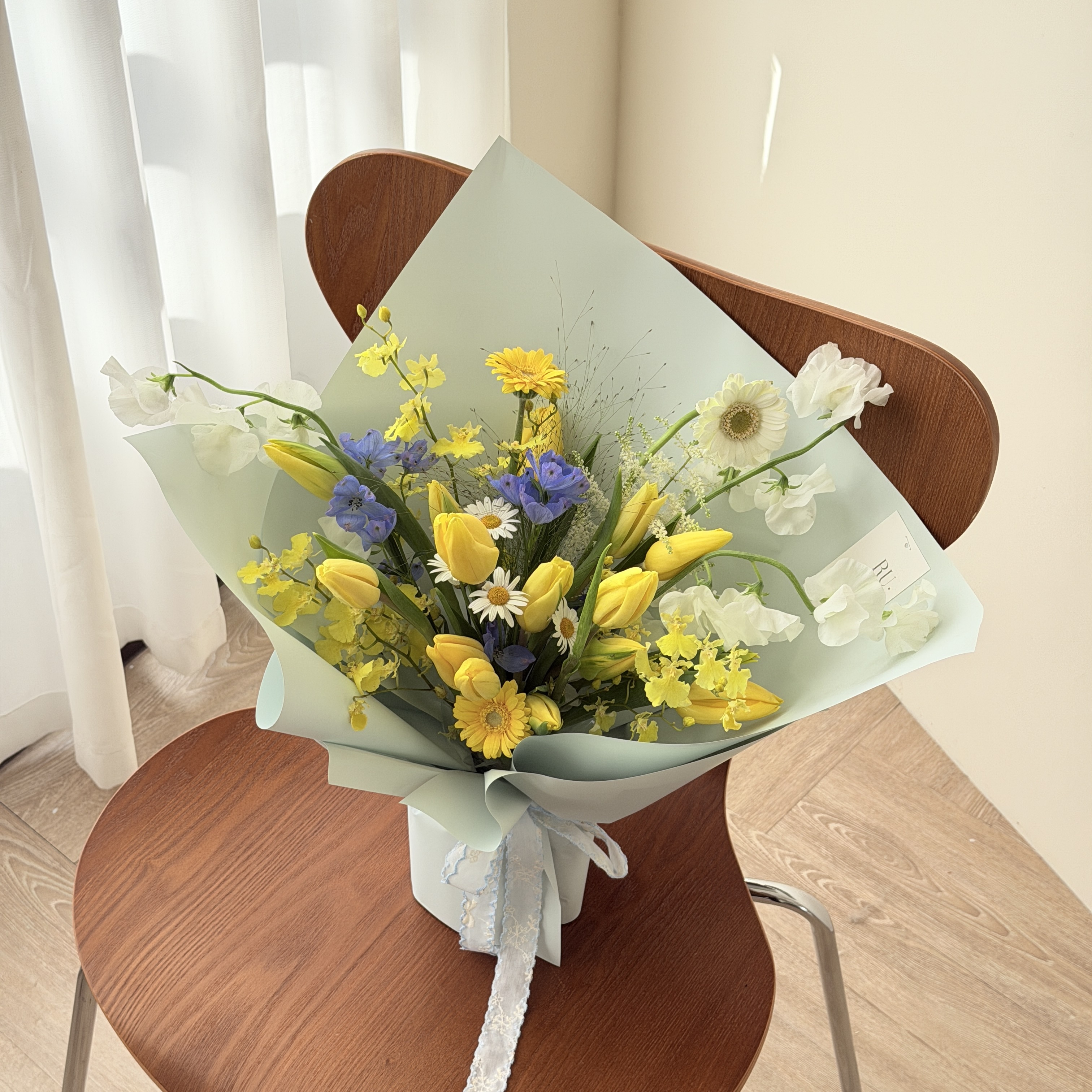 沐光旻茗-白黃藍色進口鬱金香綜合鮮花花束