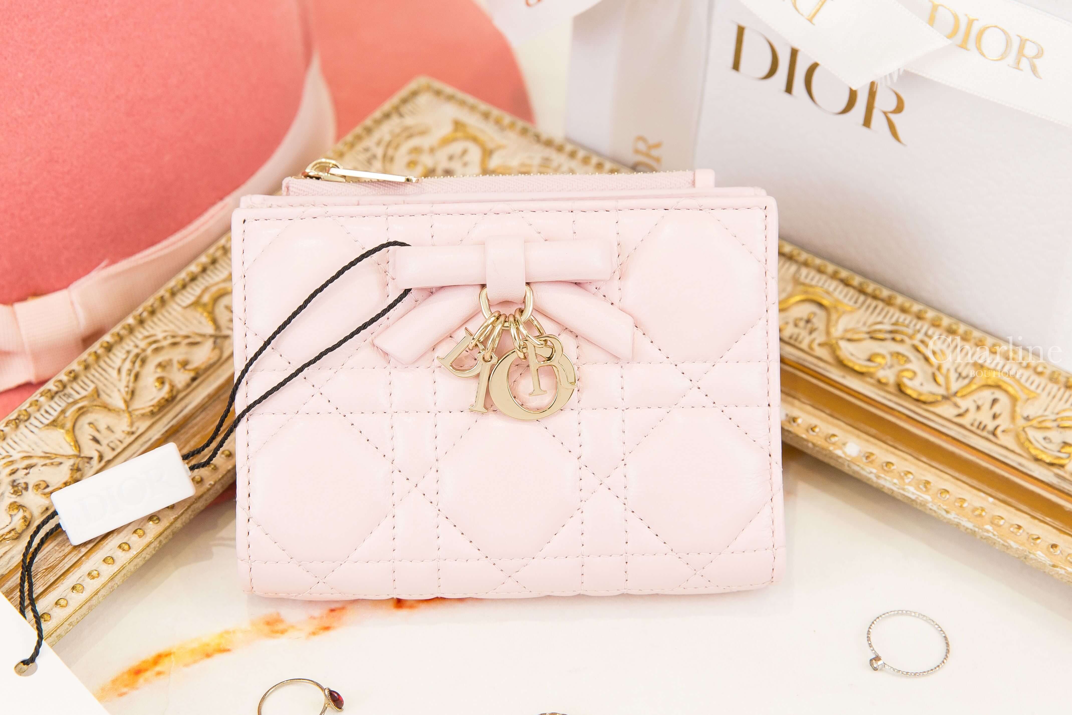 Dior Lady Dior Dahlia Wallet 玫瑰粉色蝴蝶結金色DIOR墜飾羊皮藤格紋釦式短夾