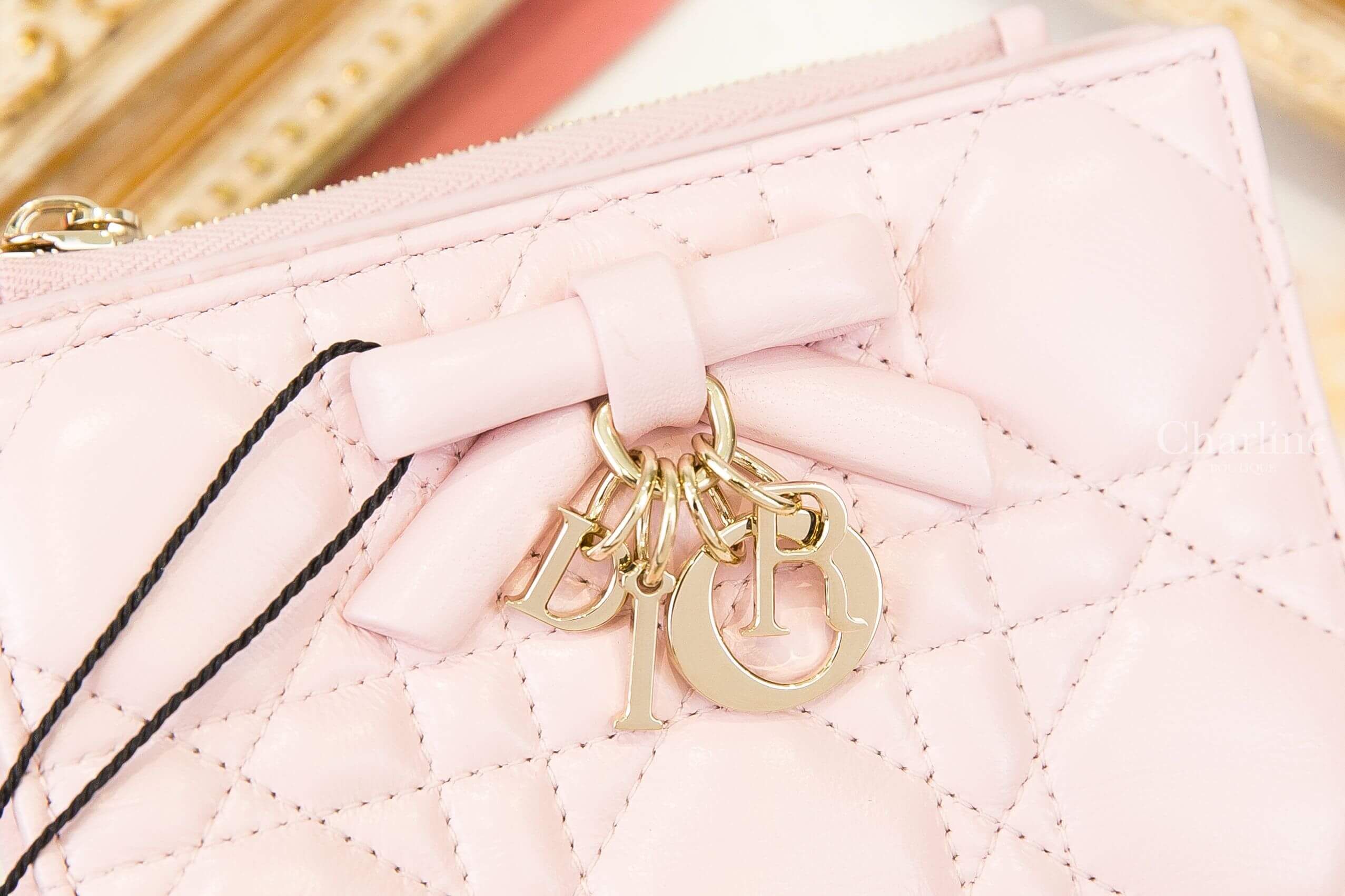 Dior Lady Dior Dahlia Wallet 玫瑰粉色蝴蝶結金色DIOR墜飾羊皮藤格紋釦式短夾