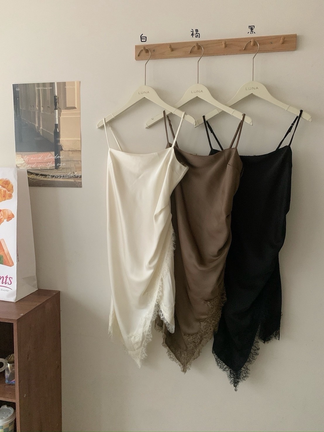 A05預購不規則側抓皺蕾絲細肩帶洋裝