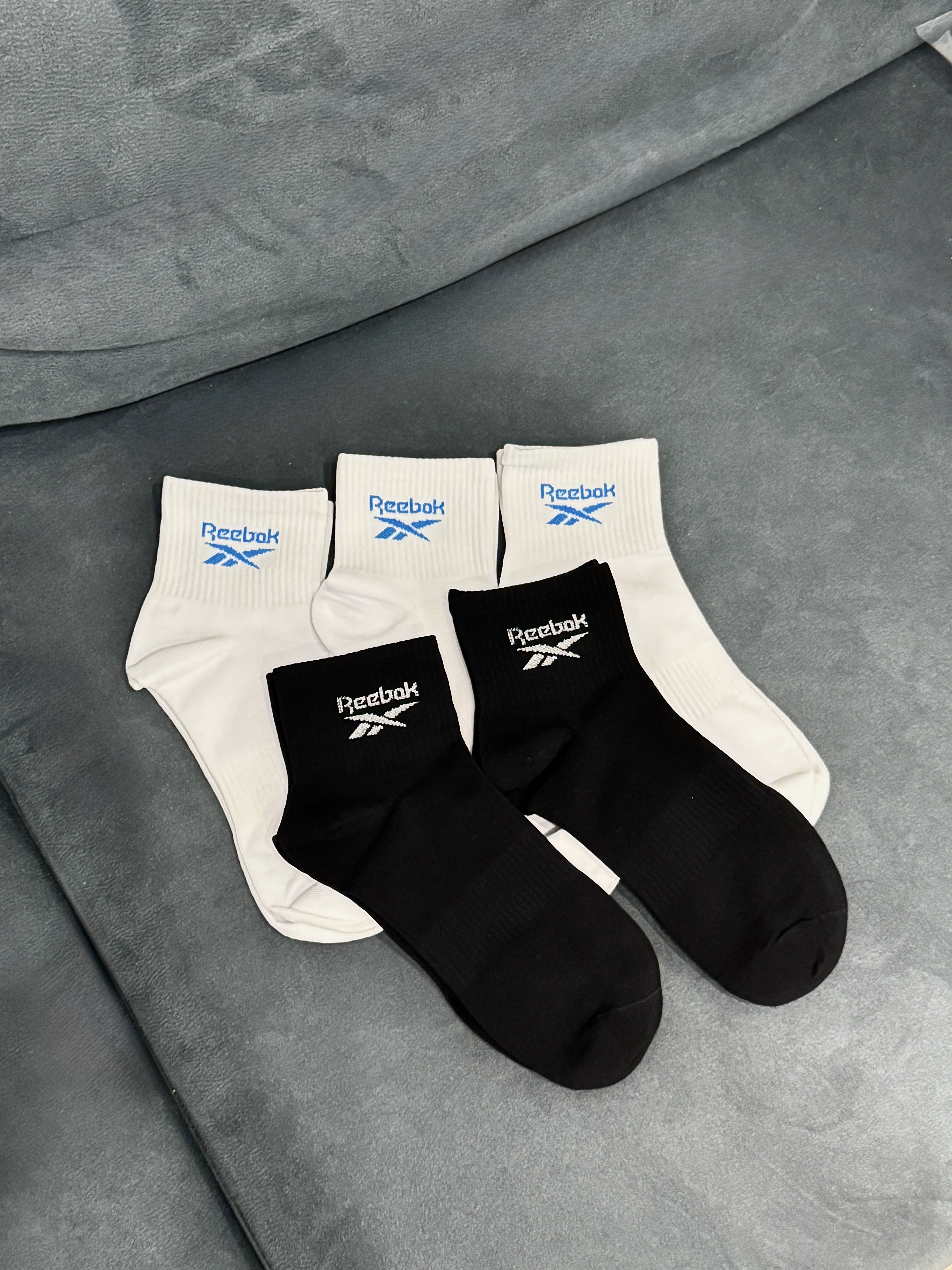 現貨-Reebok 抗菌 防臭 透氣 排汗 中筒襪 男款 黑/白 五入裝