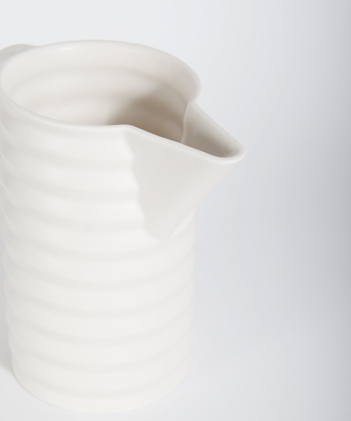 High gloss-水壺，俐落的波浪格造型及霧面質感。