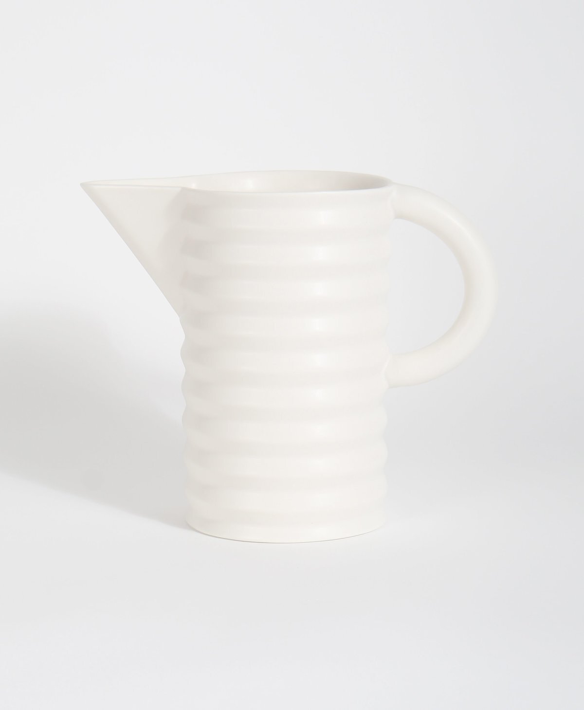 High gloss-水壺，簡約寬大的手把握感舒適，壺嘴邊緣等打磨細緻。