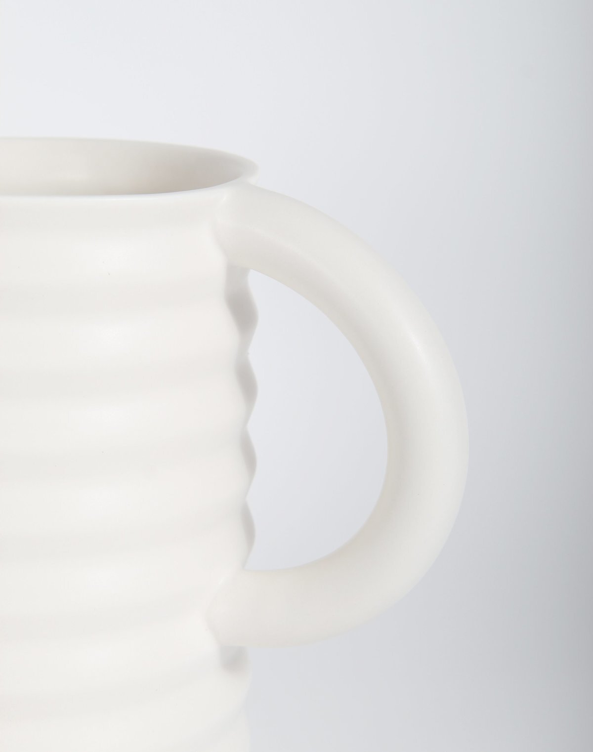 High gloss-水壺，造型別緻，褶皺的壺身和弧形把手更添藝術美感。