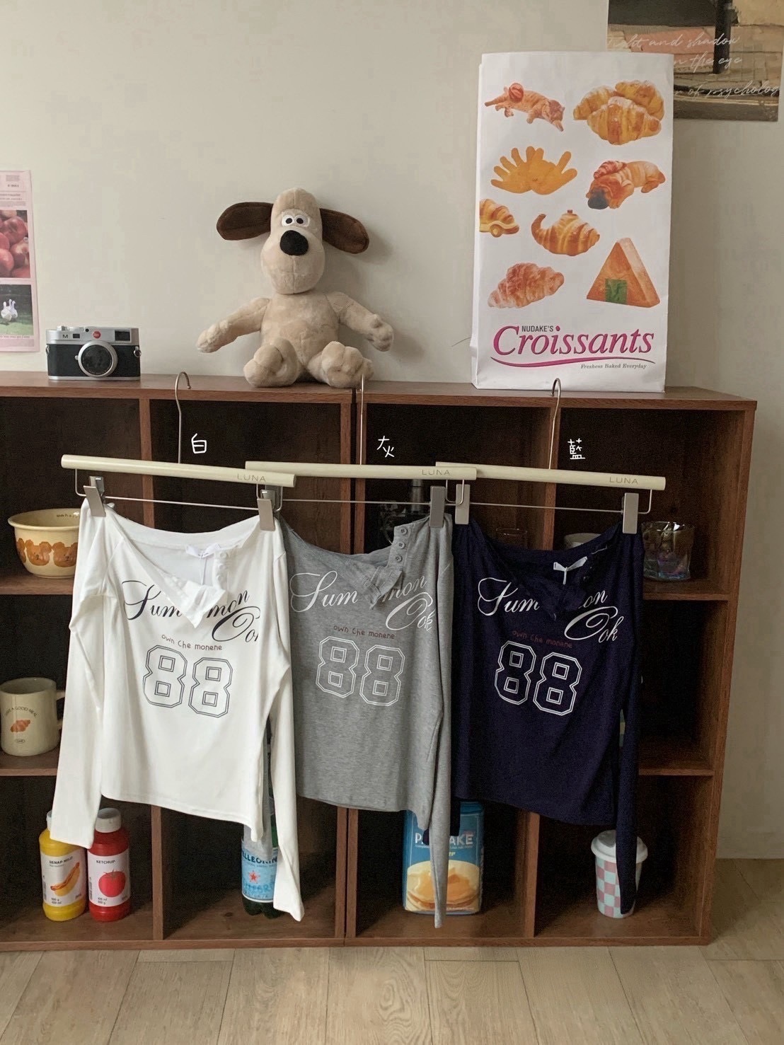 A15 預購字母數字印花斜肩排扣上衣