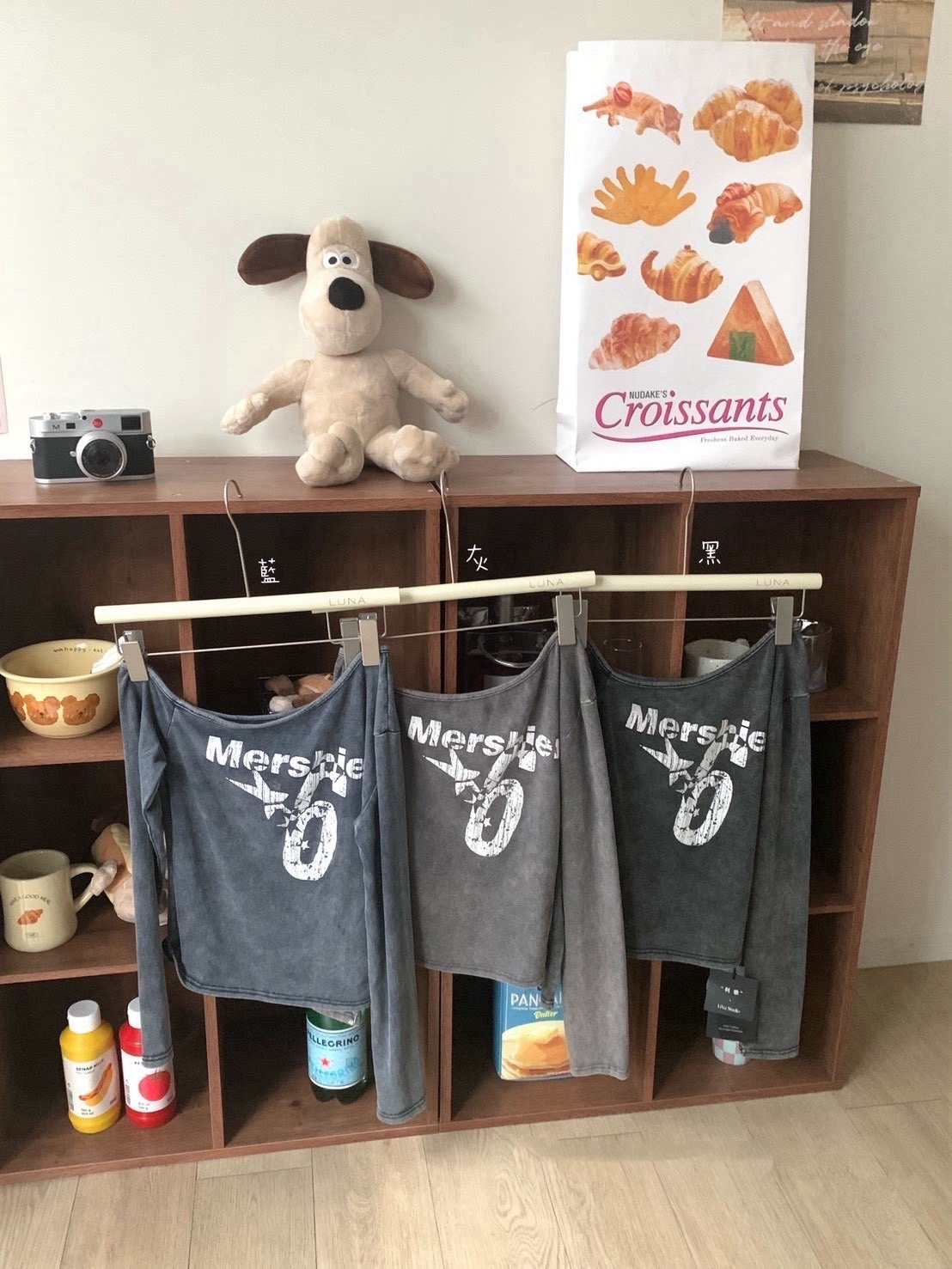 A18 預購水洗斜肩刷舊字母印花上衣