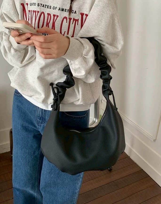 抽繩肩帶半月腋下包