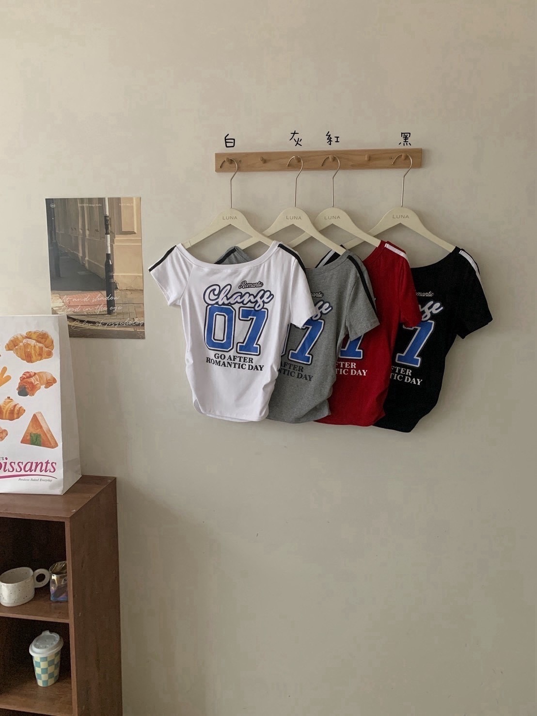 A19 預購美式字母印花側抓皺斜肩上衣