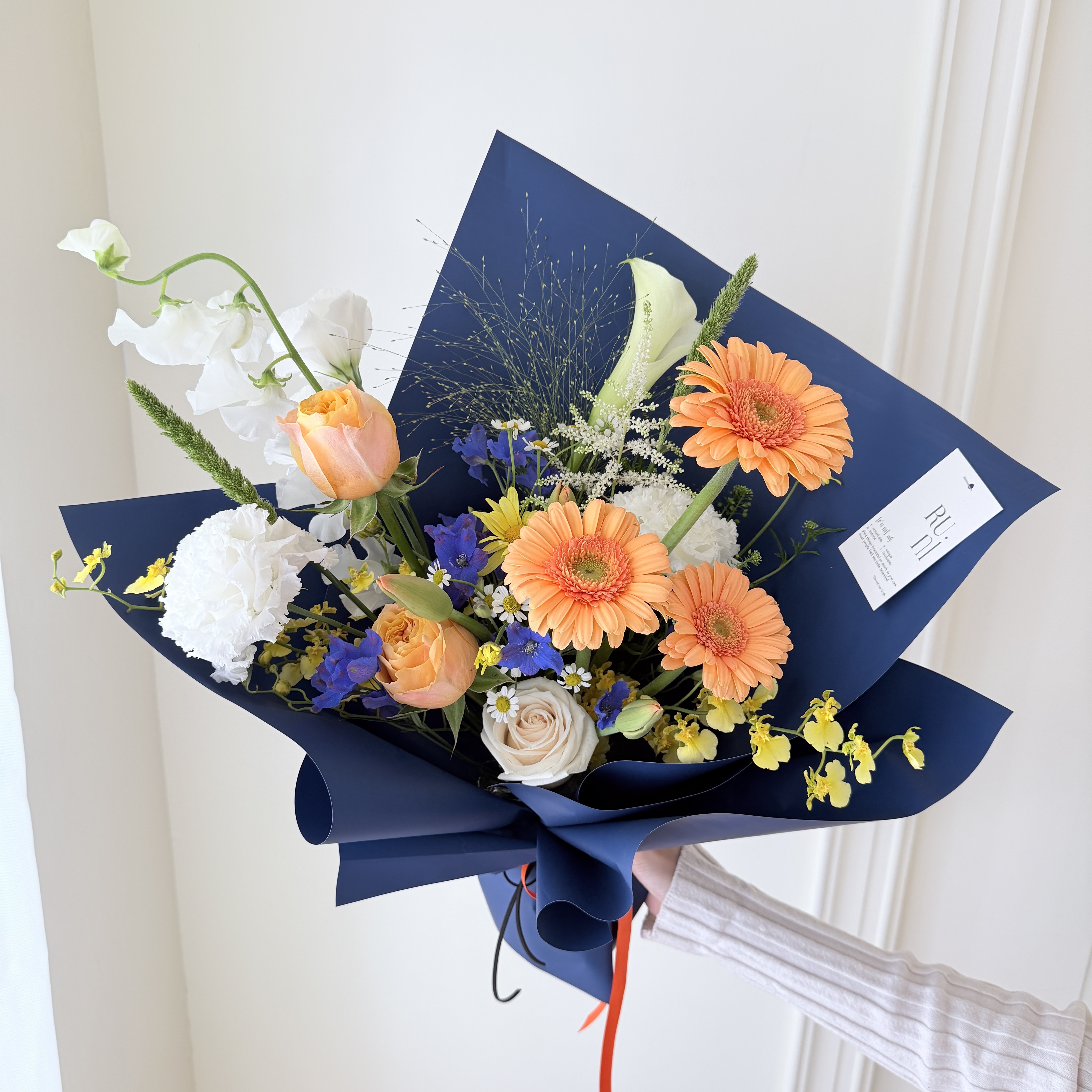 蜜色晨曦-白黃藍橘色系綜合鮮花花束
