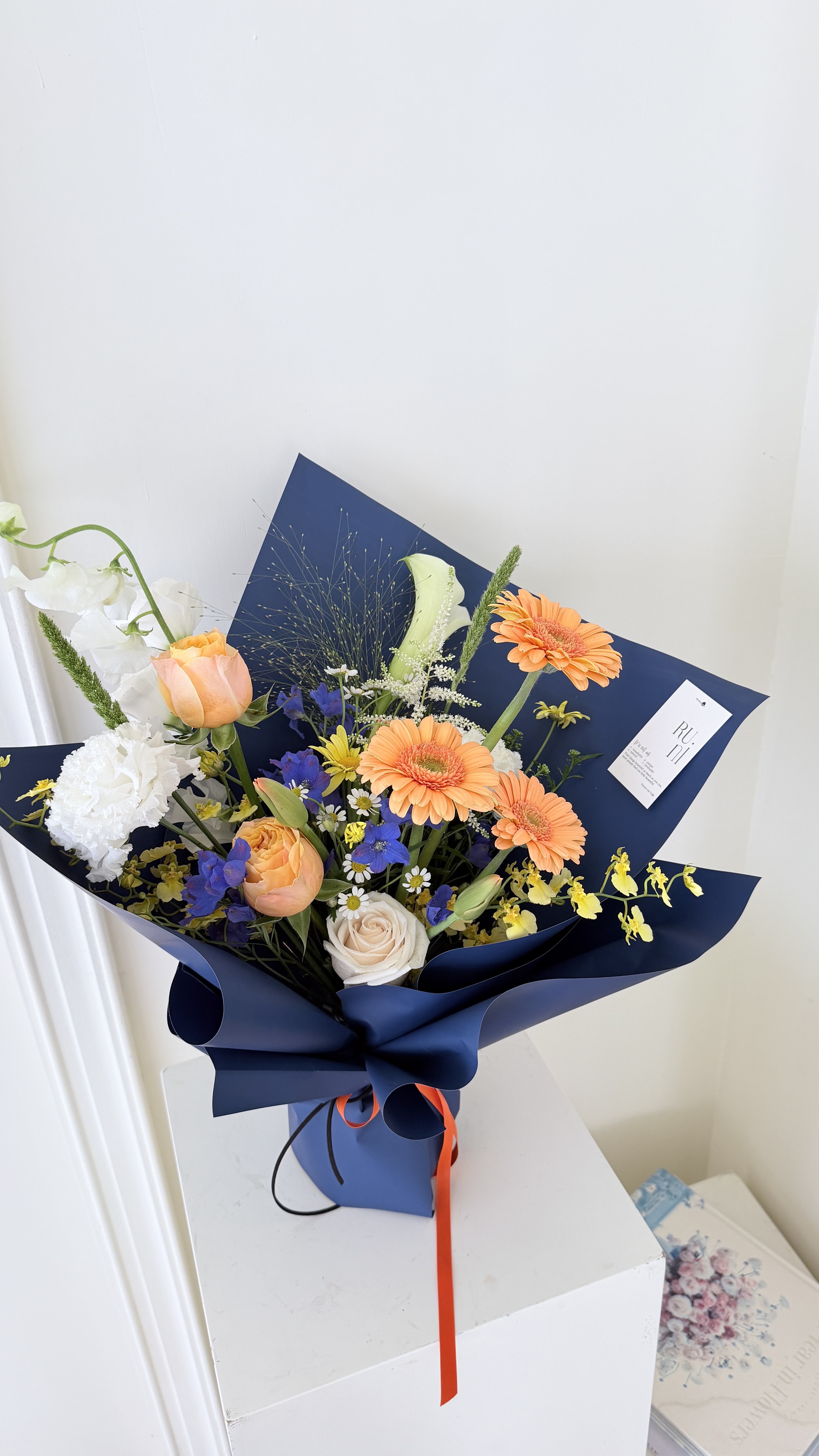 蜜色晨曦-白黃藍橘色系綜合鮮花花束