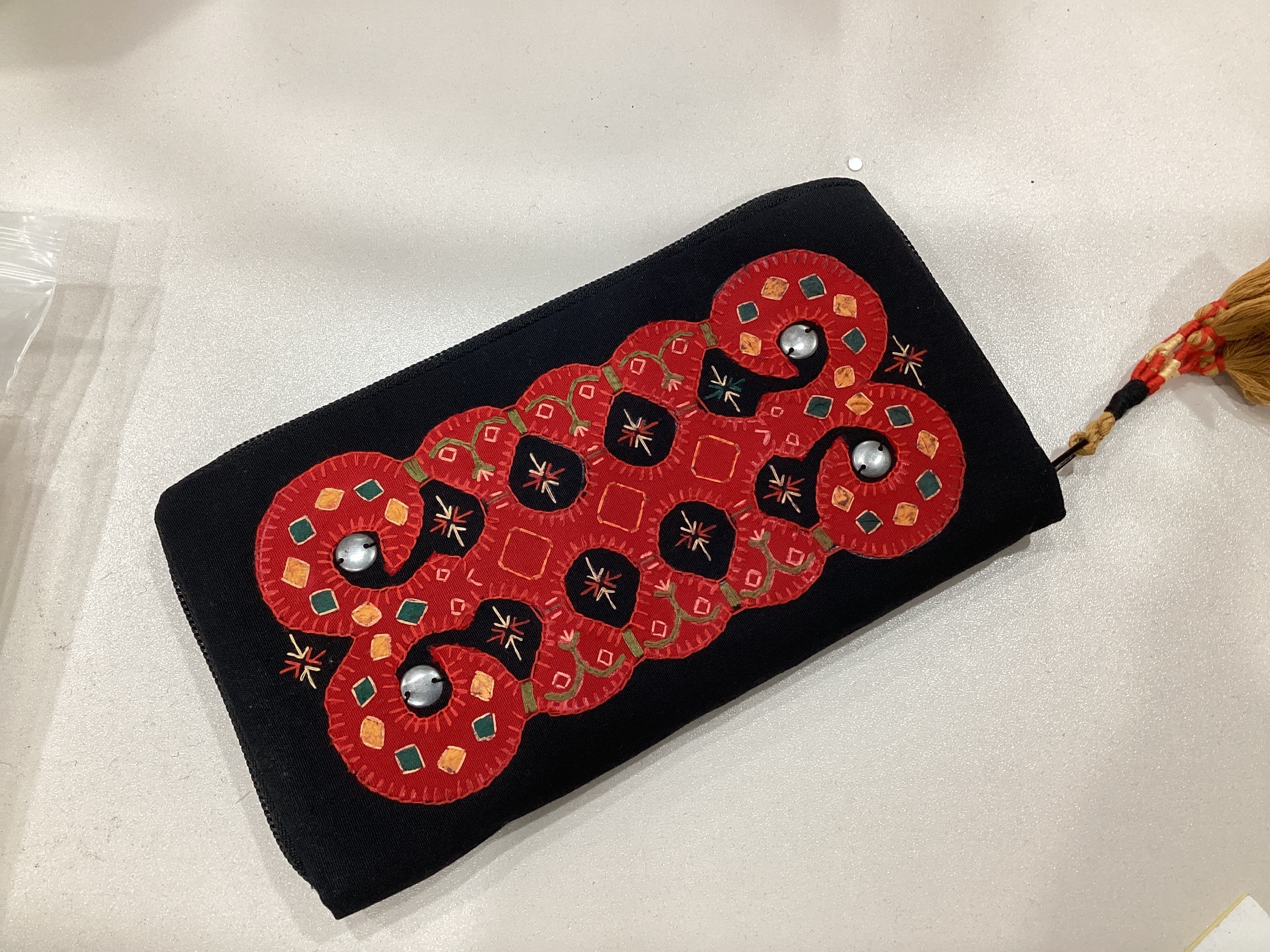 No.14黑底刺繡長夾長22cm深12cm