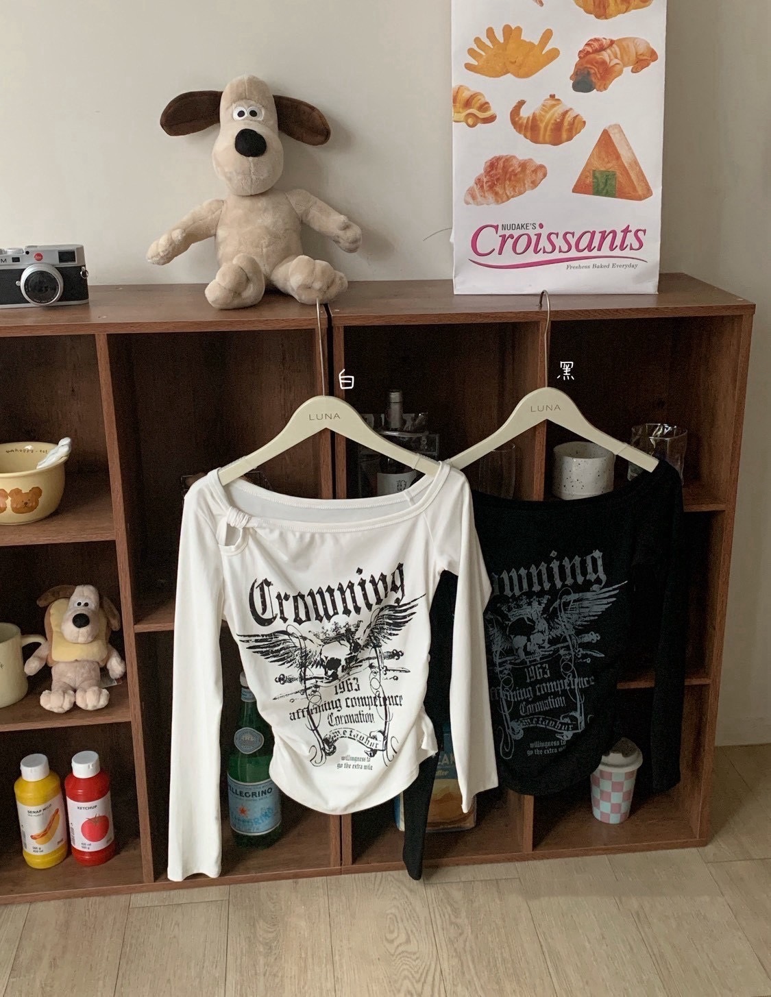 A21 預購復古字母印花斜肩側抓皺上衣