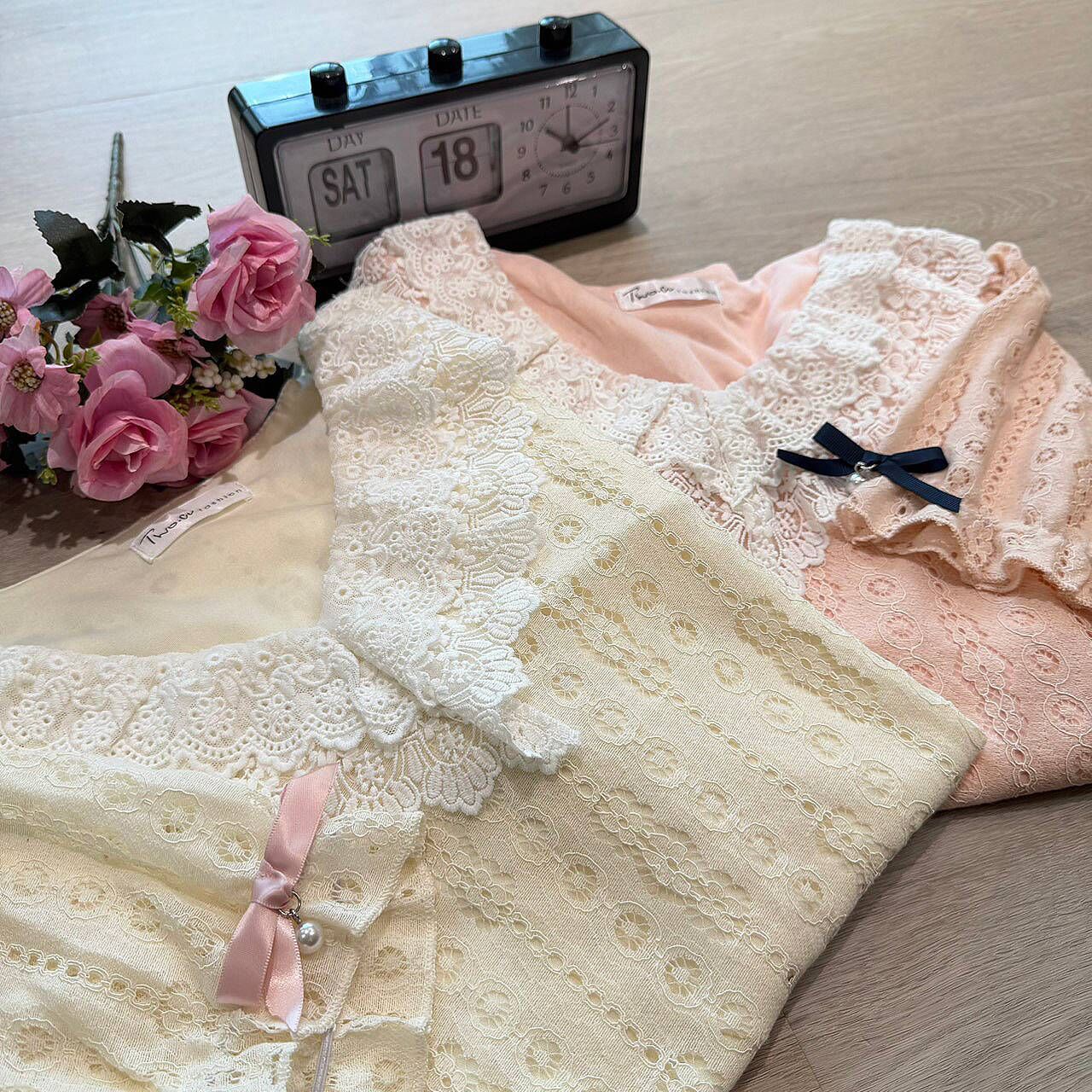 A8256-雙色蝴蝶結立體壓紋上衣