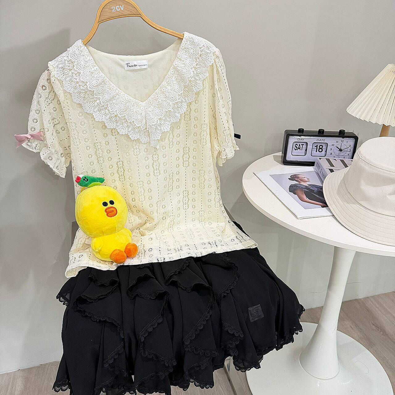 A8256-雙色蝴蝶結立體壓紋上衣