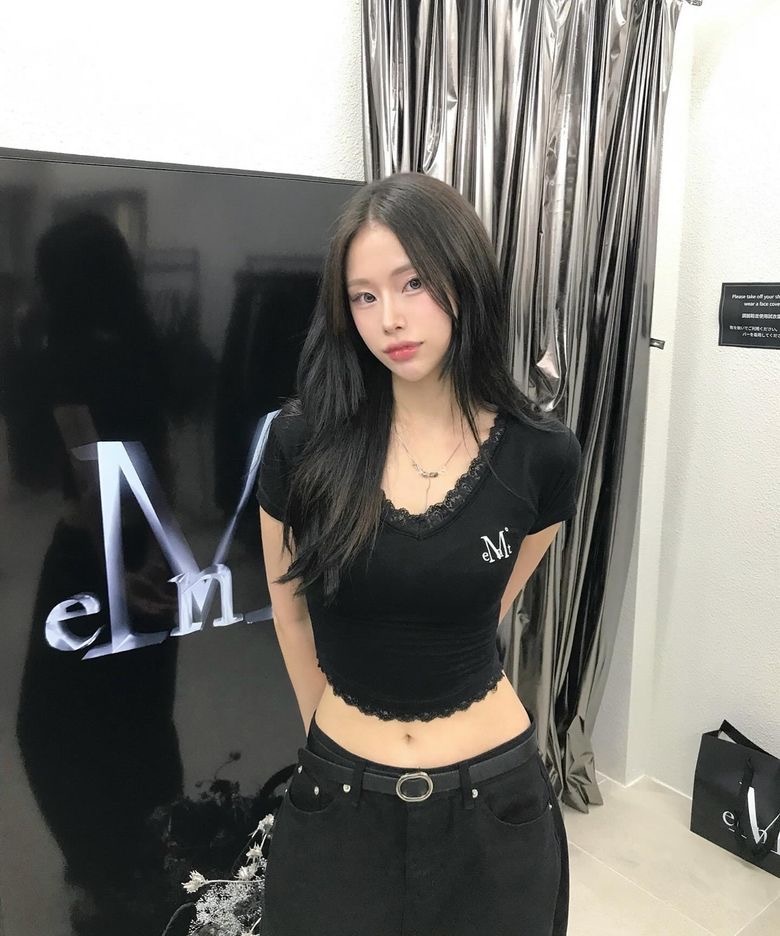 【預購】韓國 MUCENT 蕾絲 V領 短袖 T恤 三色