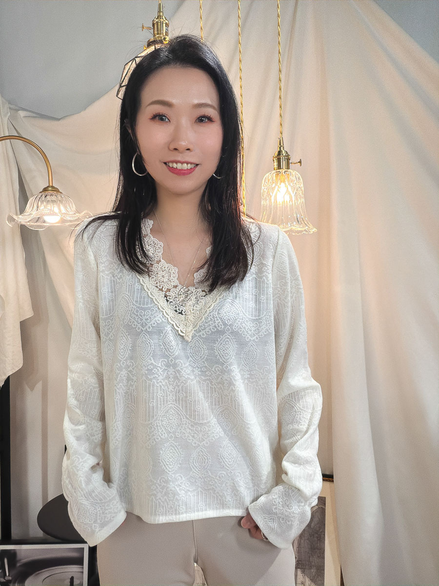 ⬇️開倉低至半價😱FINALSALE📣  V領LACE邊．暗花花紋雙面料TOP【不設退換】