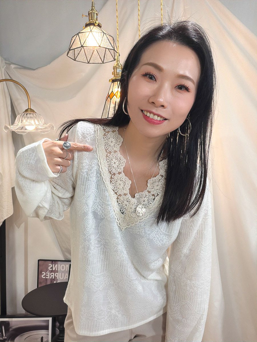 ⬇️開倉低至半價😱FINALSALE📣  V領LACE邊．暗花花紋雙面料TOP【不設退換】