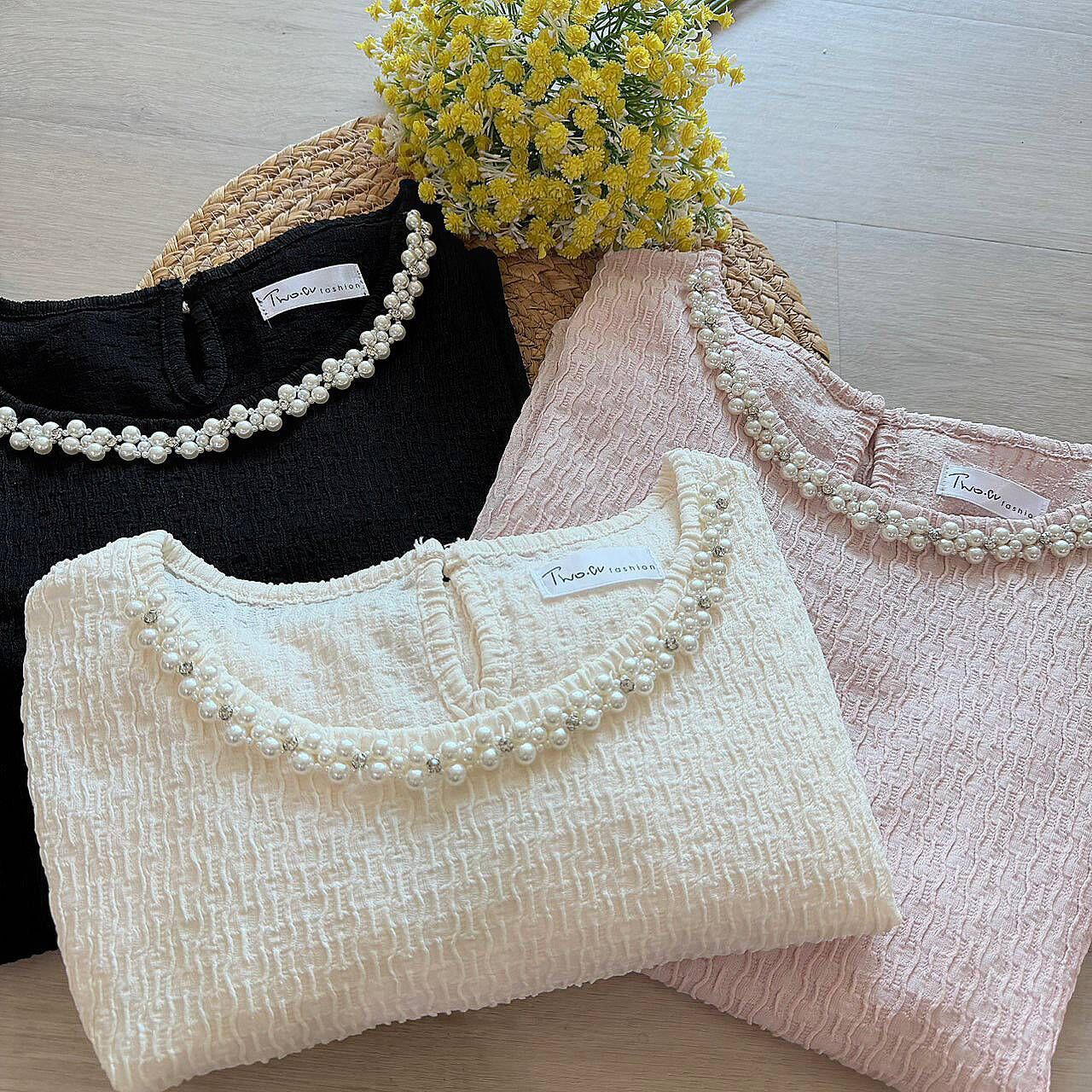 A8120-領珍珠立體壓紋上衣