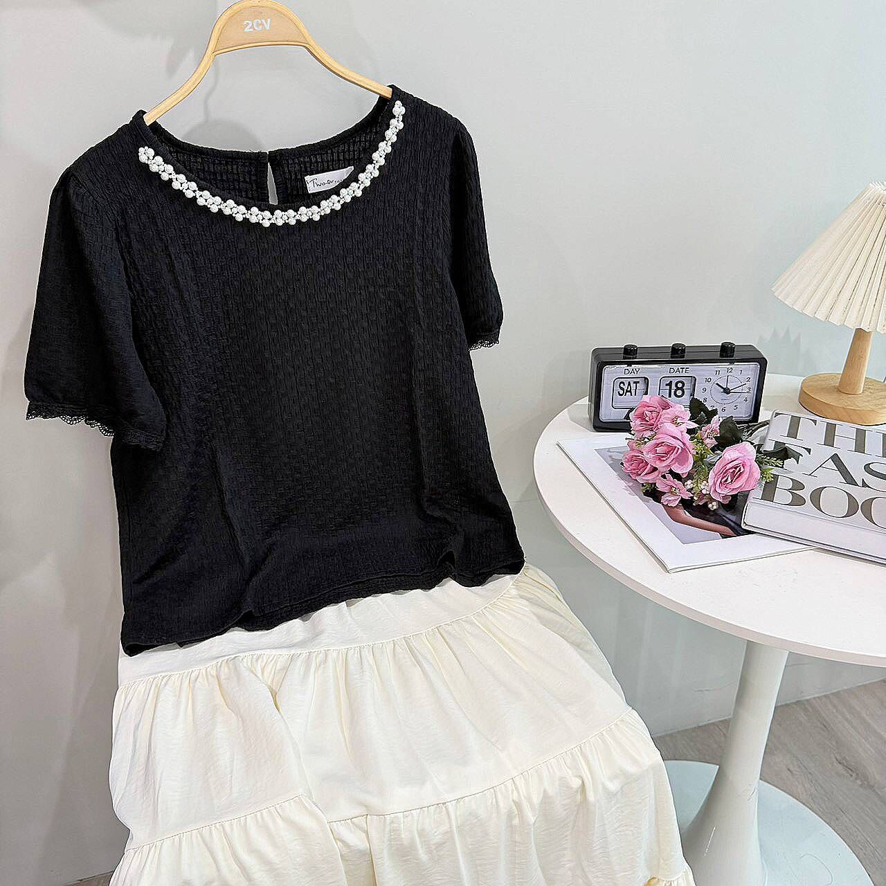 A8120-領珍珠立體壓紋上衣