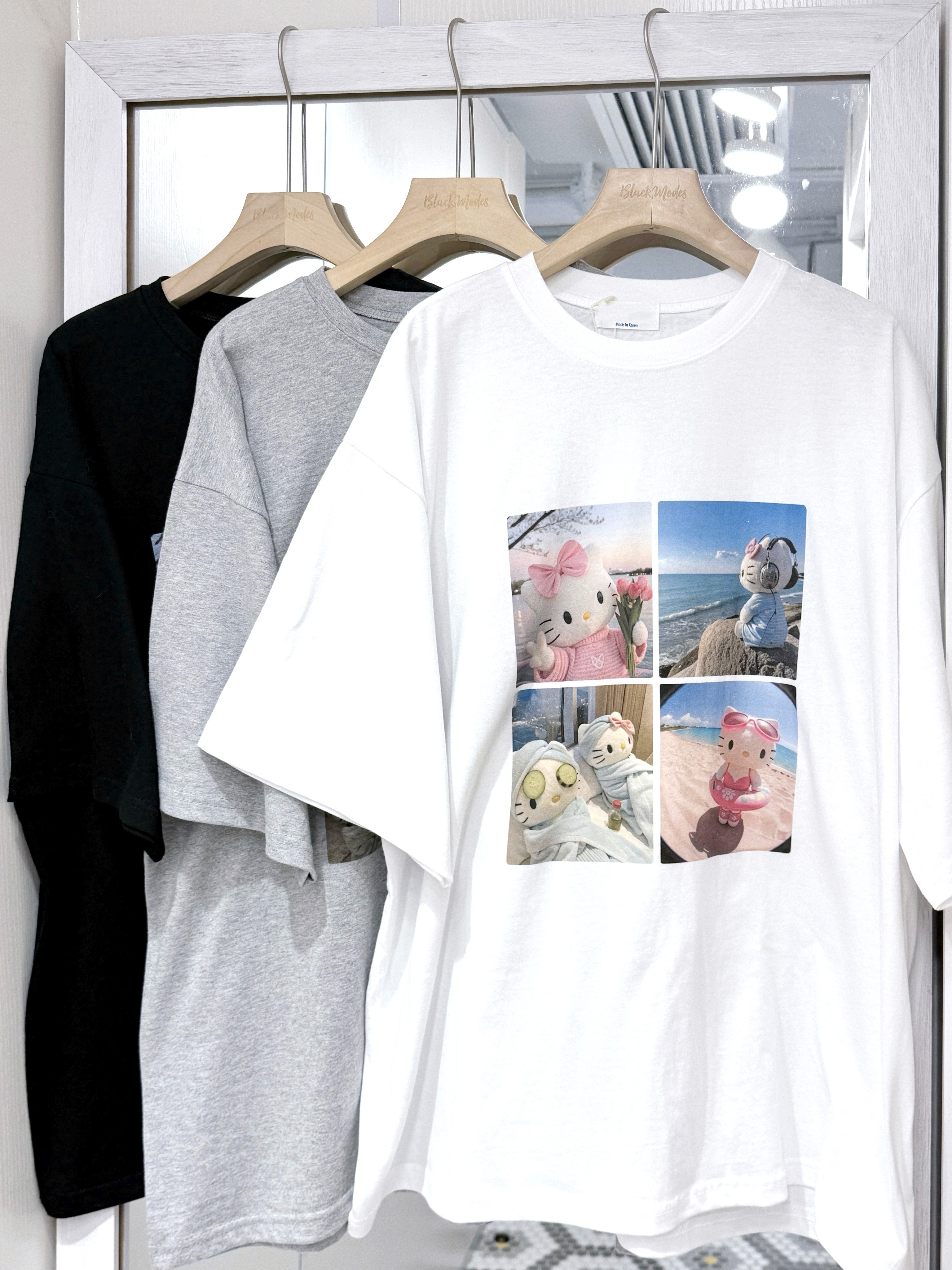 T1268｜4宮格の周遊列國Hello Kitty TEE ≽^ ˕ • ྀི≼