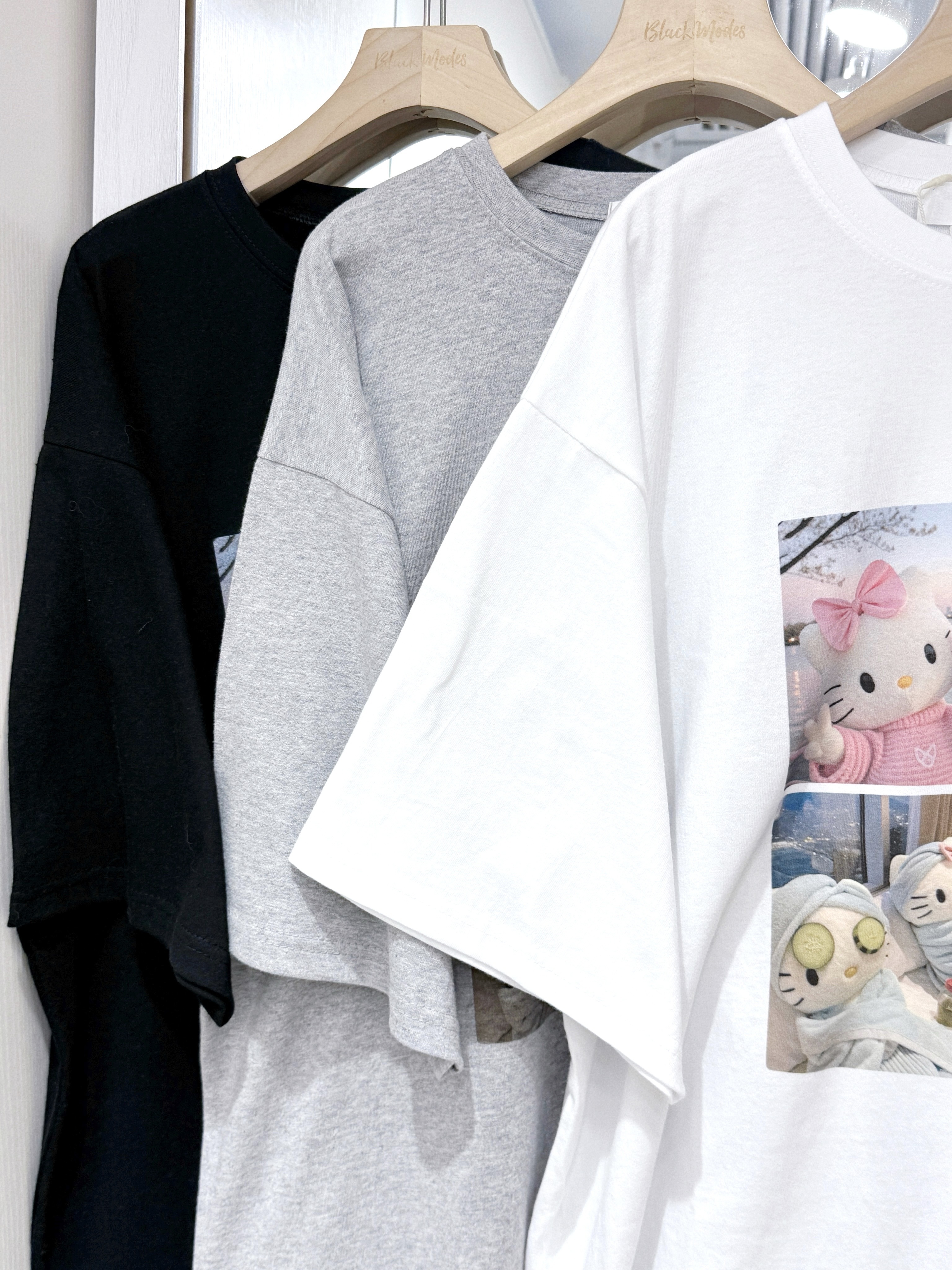 T1268｜4宮格の周遊列國Hello Kitty TEE ≽^ ˕ • ྀི≼