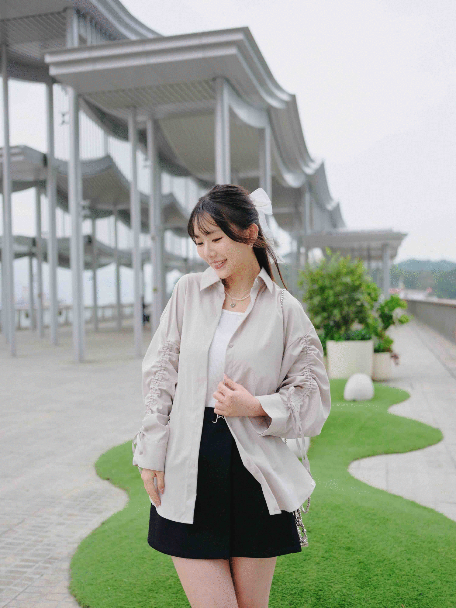 兩色 / 束褶長袖刺繡寬版恤衫 / Drawstring Ruched Sleeve Embroidered Oversized Shirt