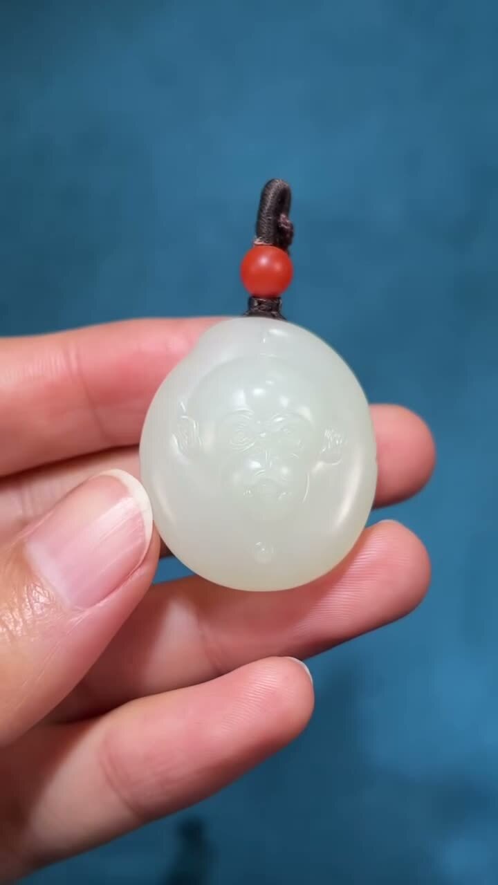 和田玉籽料靈猴獻壽生肖猴掛件,天然和田玉軟玉