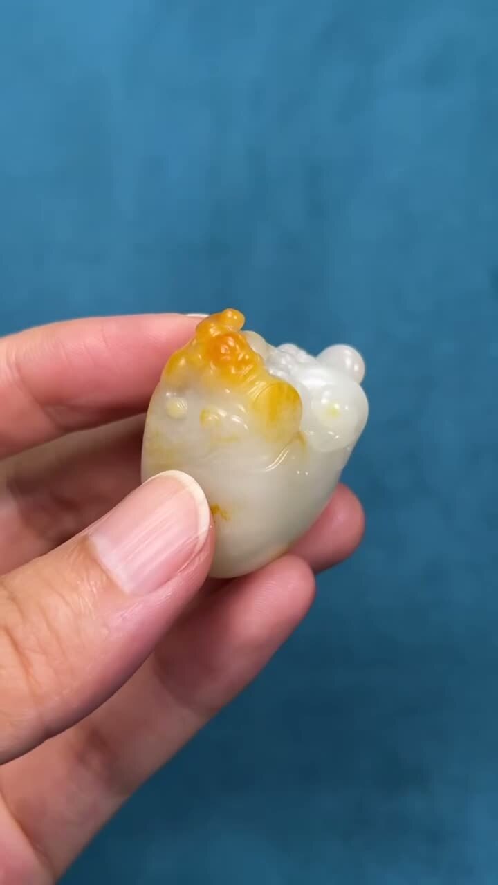 21027 和田玉籽料螭龍送福黃沁獨籽掛件