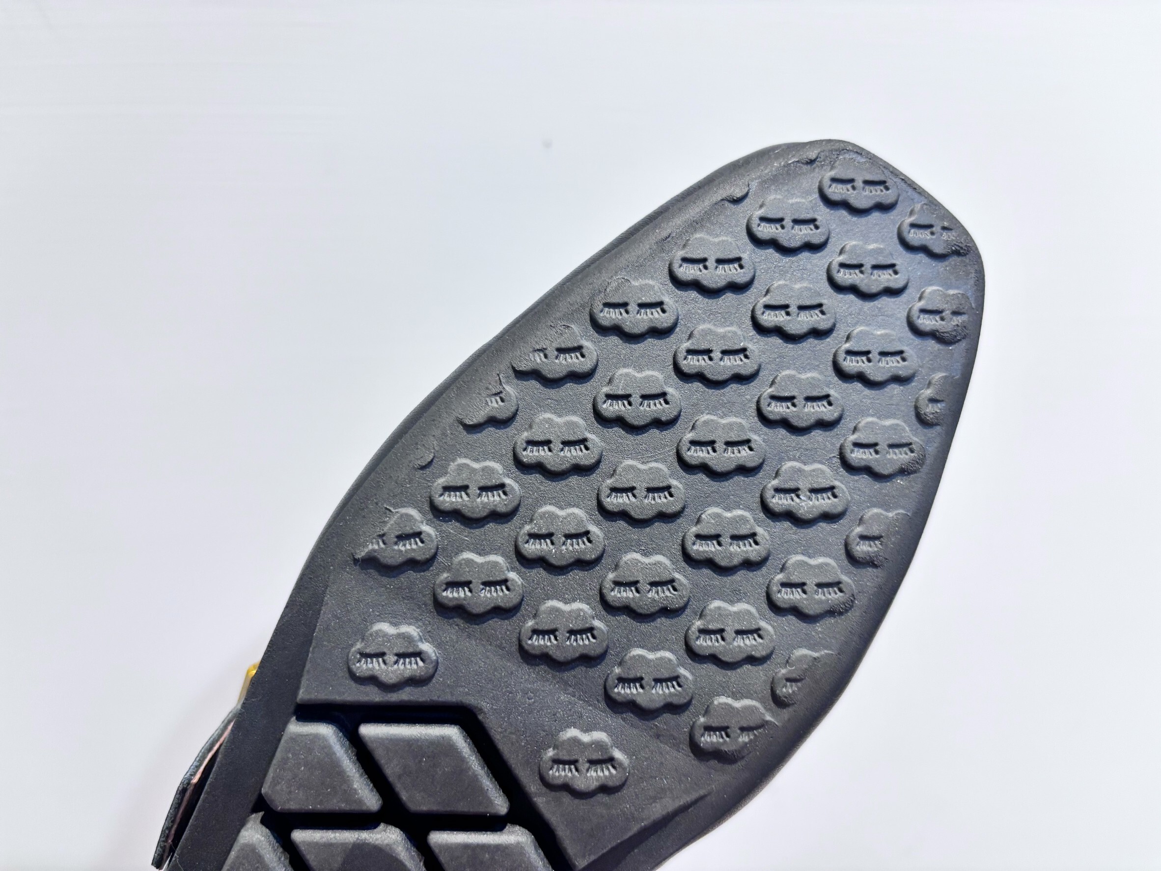 孕婦必備防滑平底鞋，愛麗絲真皮瑪莉珍鞋配備台灣製高抓地力橡膠軟底，減震抗壓，給予孕媽咪與抱小孩的媽媽滿滿安全感。