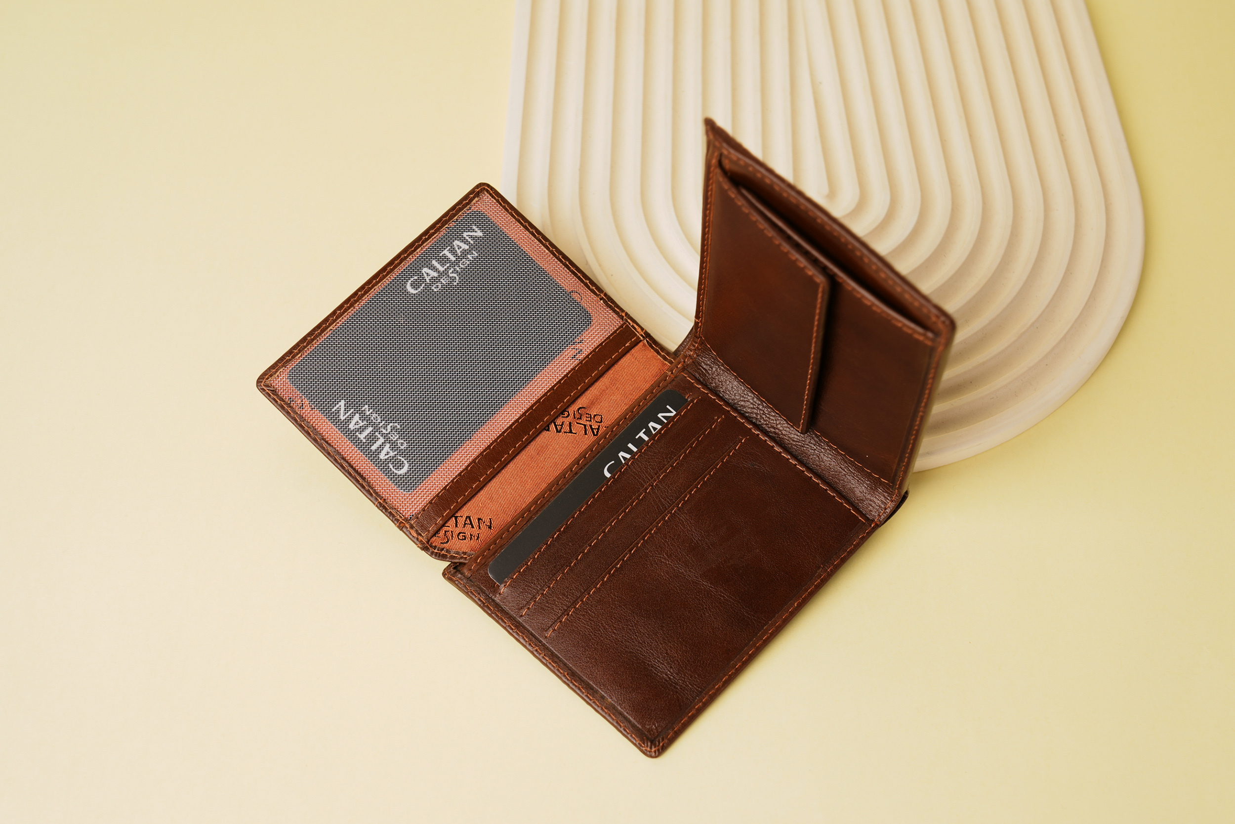 『新品上市』老爺有喜  菱影格紋真皮零錢短夾 (072889cd)