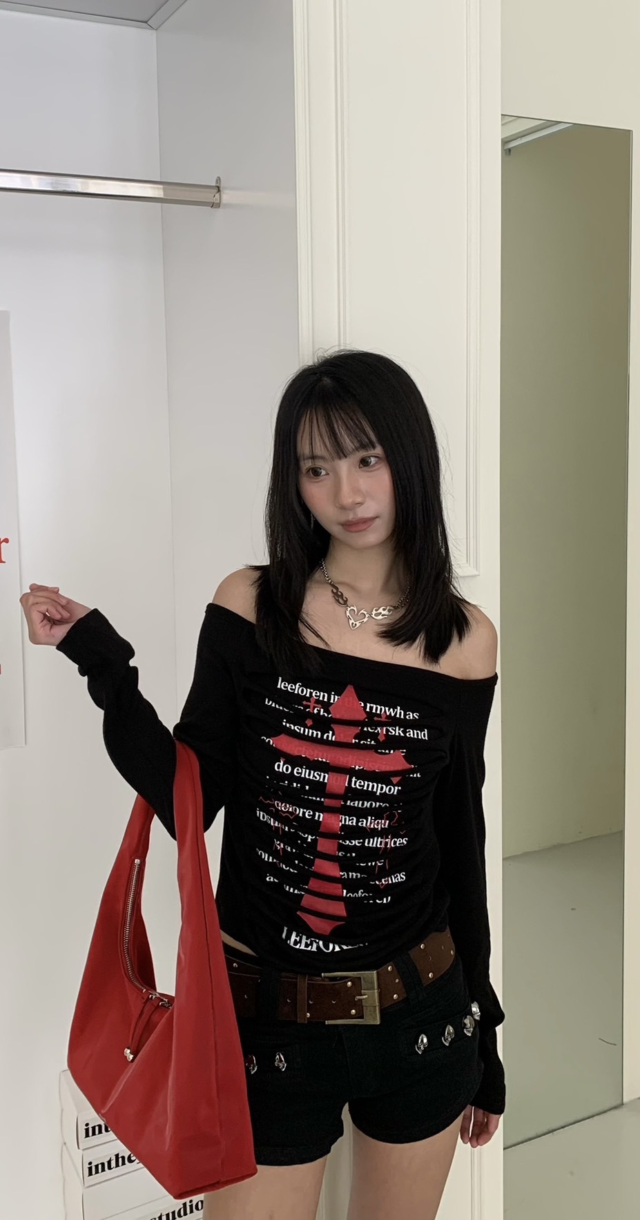 A59 預購街頭十字印花一字領上衣