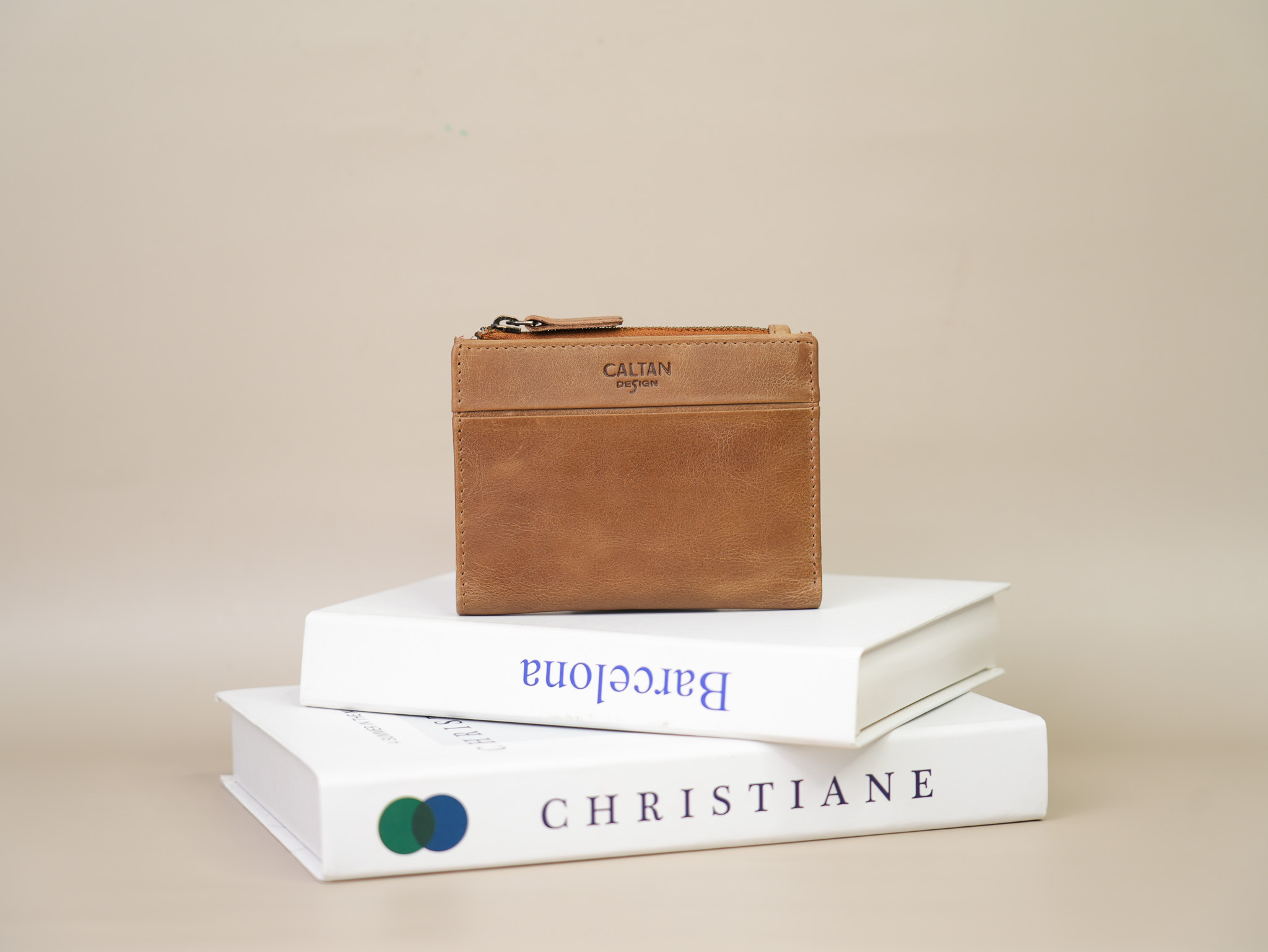 『新品上市』老爺有喜  簡約真皮扣式拉鍊短夾 (075160lt)