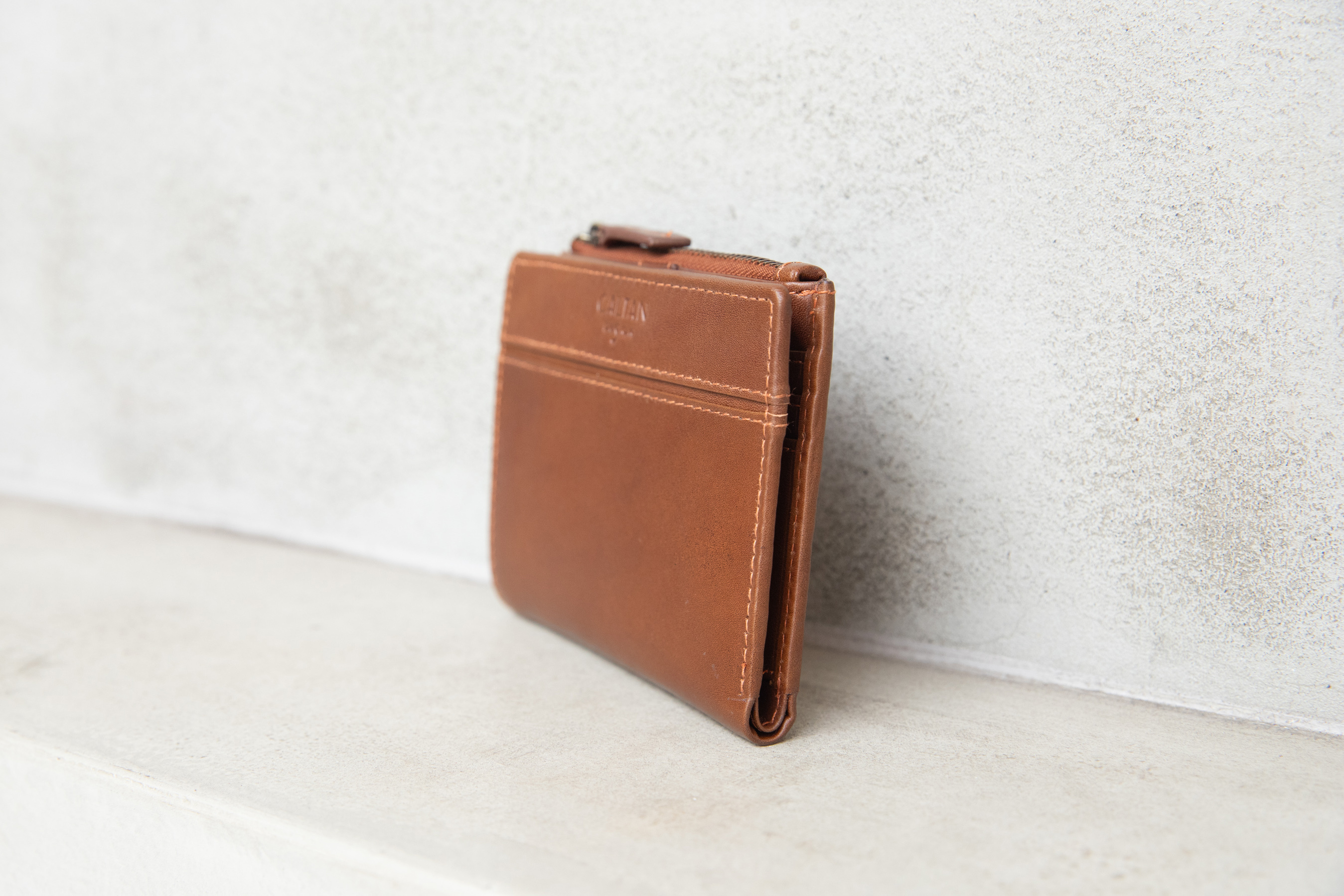 『新品上市』老爺有喜  簡約真皮扣式拉鍊短夾 (075160cd)