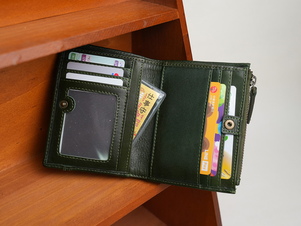 『新品上市』老爺有喜  簡約真皮扣式拉鍊短夾 (075160cd)