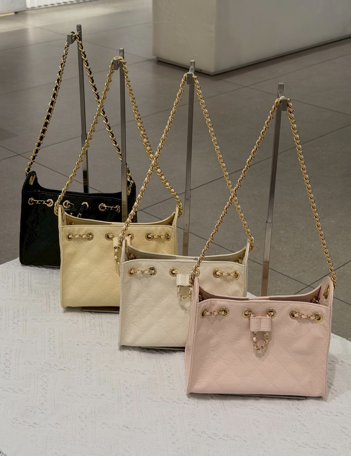 【Luxury】 CHARLES & KEITH 2026 小香造型 Hobo bag 金色鏈條復古包 夏季新品 菱格鏈條單肩水桶包 斜挎包 小CK斜背包肩包 CK2-10671894
