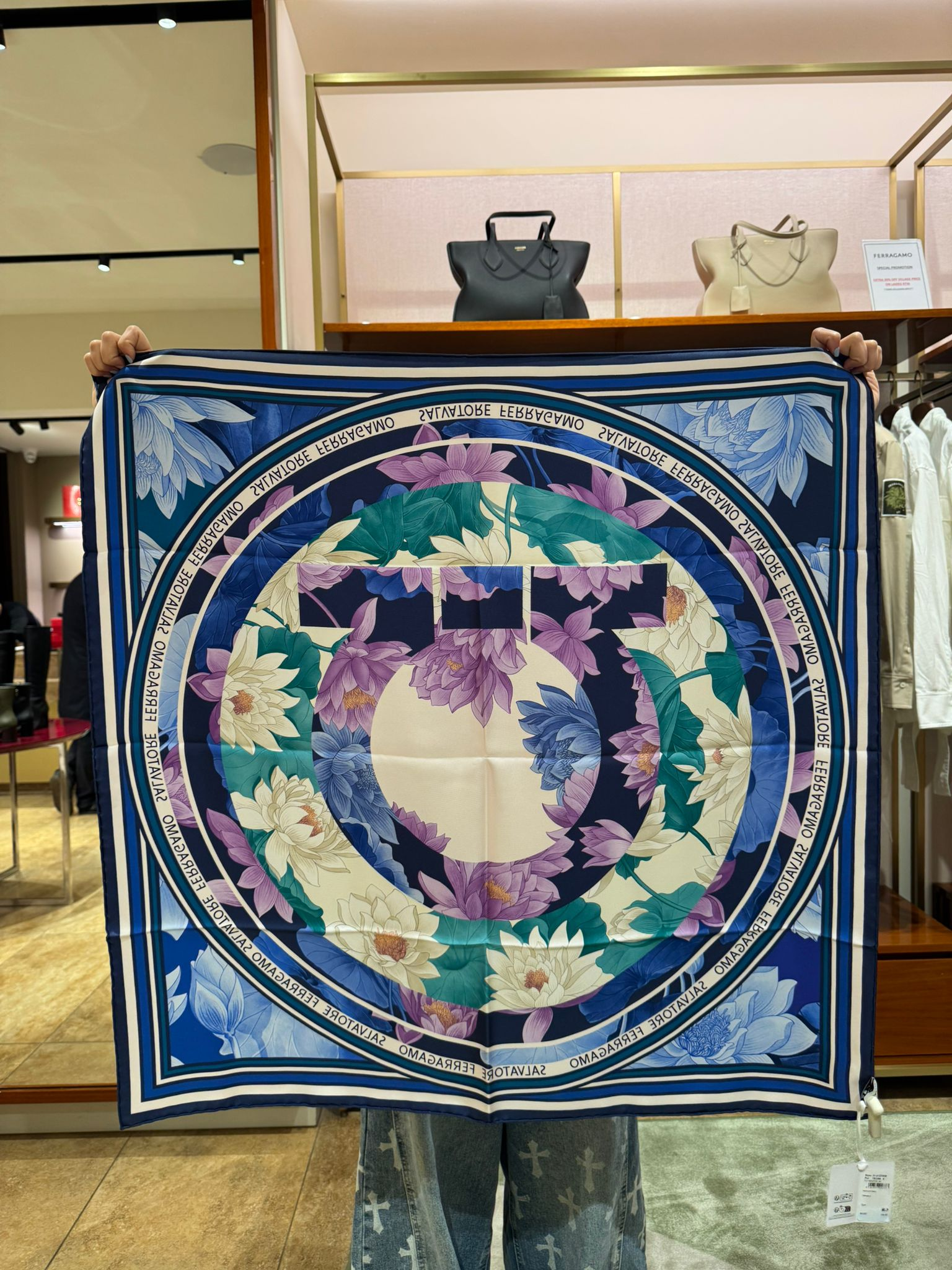 UK-CCG0306-580 100% SILK 90X90CM (A30)